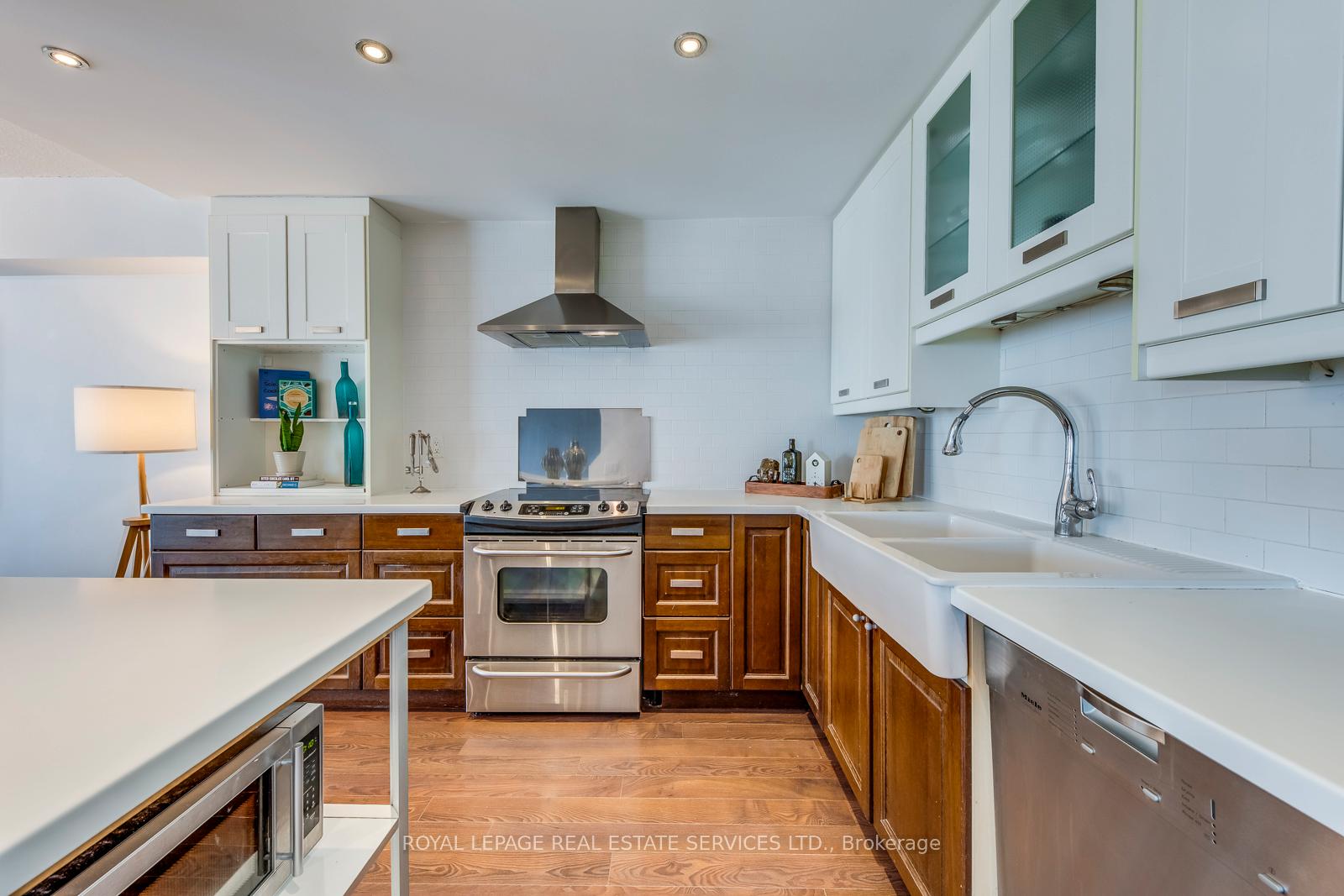 2 Bedrooms Condo at 33 Harbour, Toronto For sale