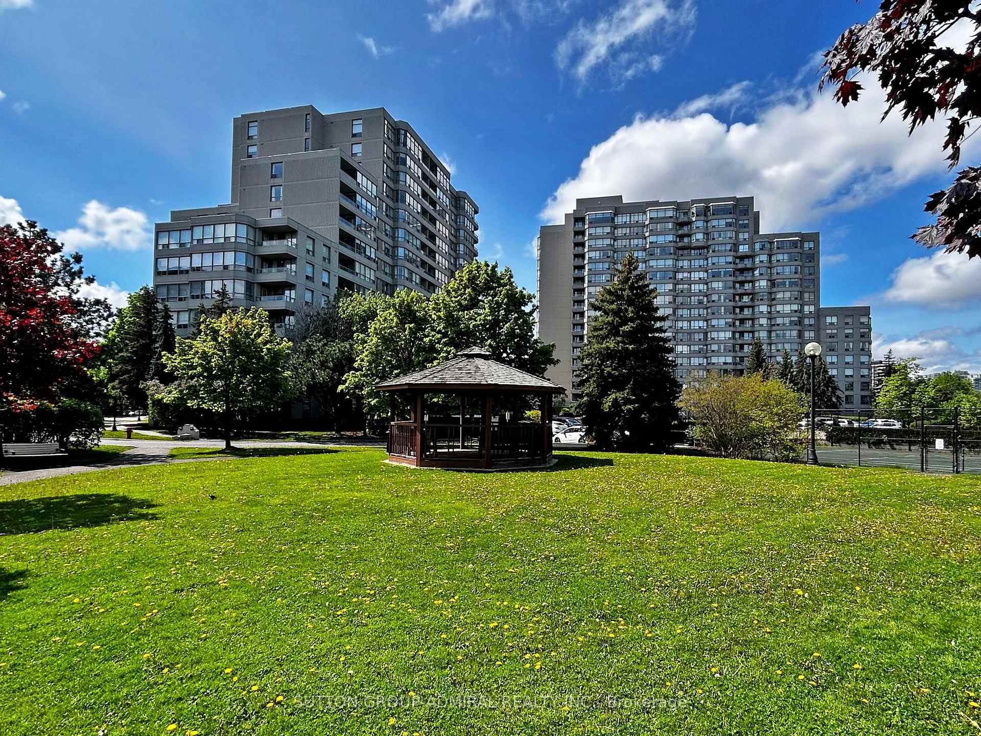 2 Bedrooms Condo at 11 Townsgate,  Vaughan For sale