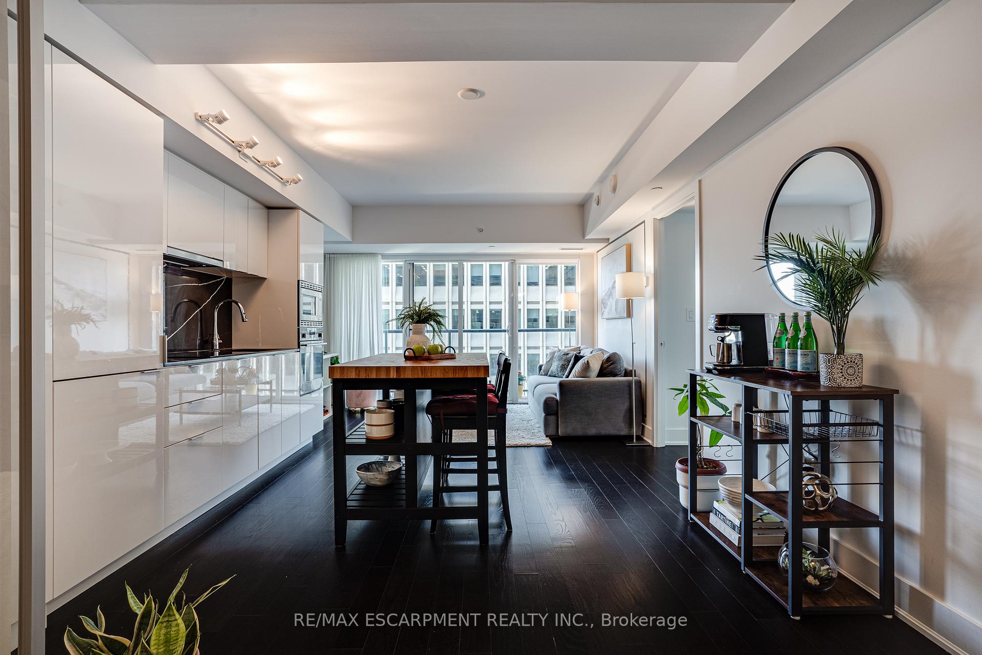 3 Bedrooms Condo at 955 BAY, Toronto For sale