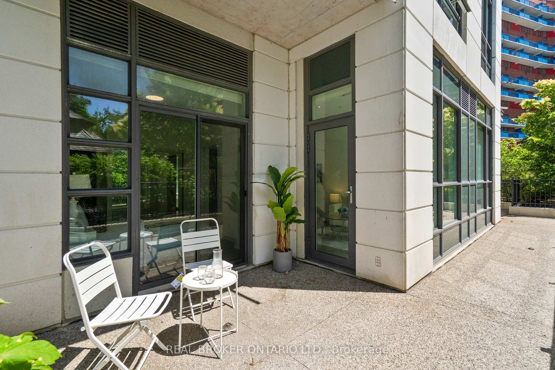 2 Bedrooms Condo at 840 Queen’s Plate, Toronto For sale