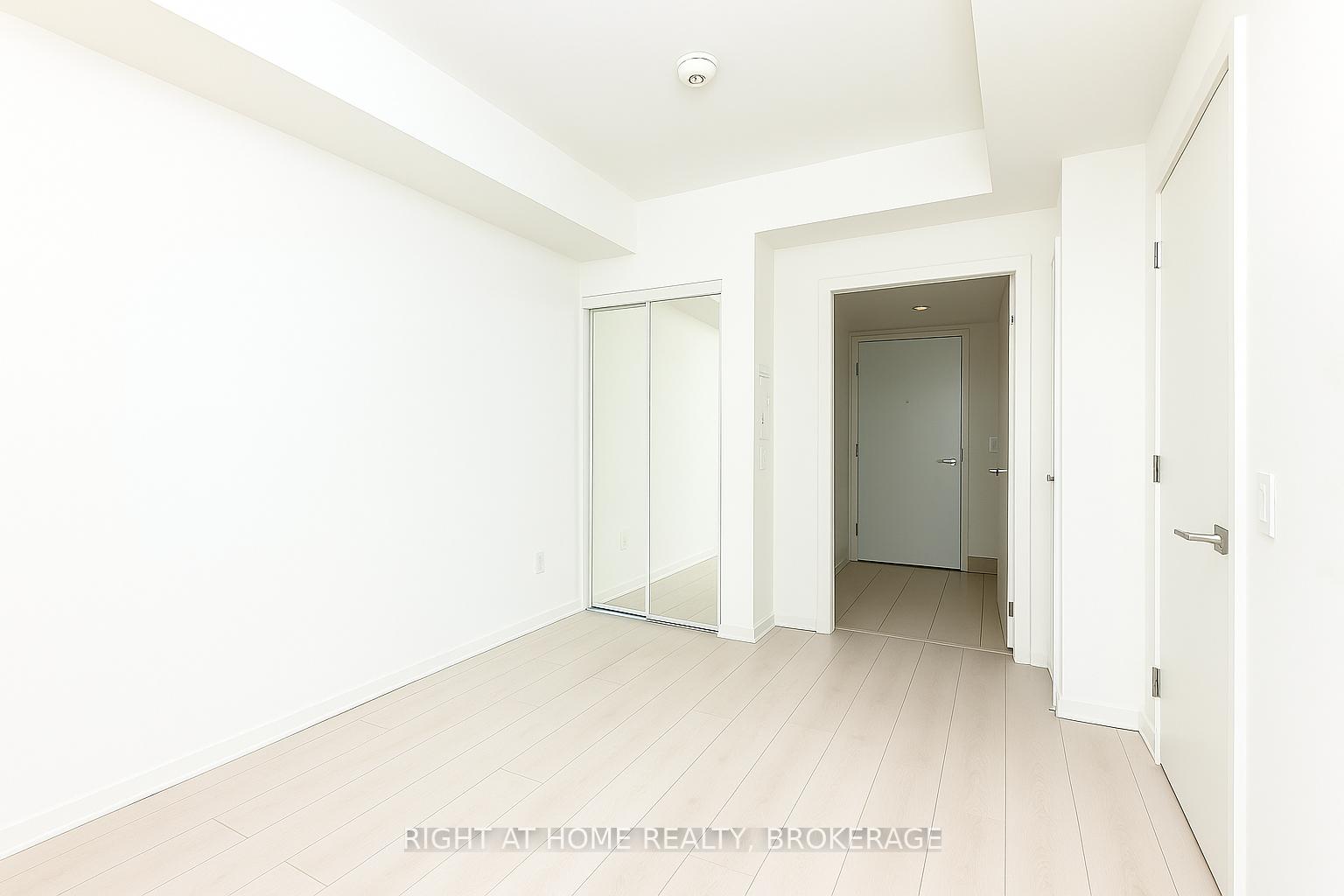 2 Bedrooms Condo at 39 Roehampton, Toronto For sale