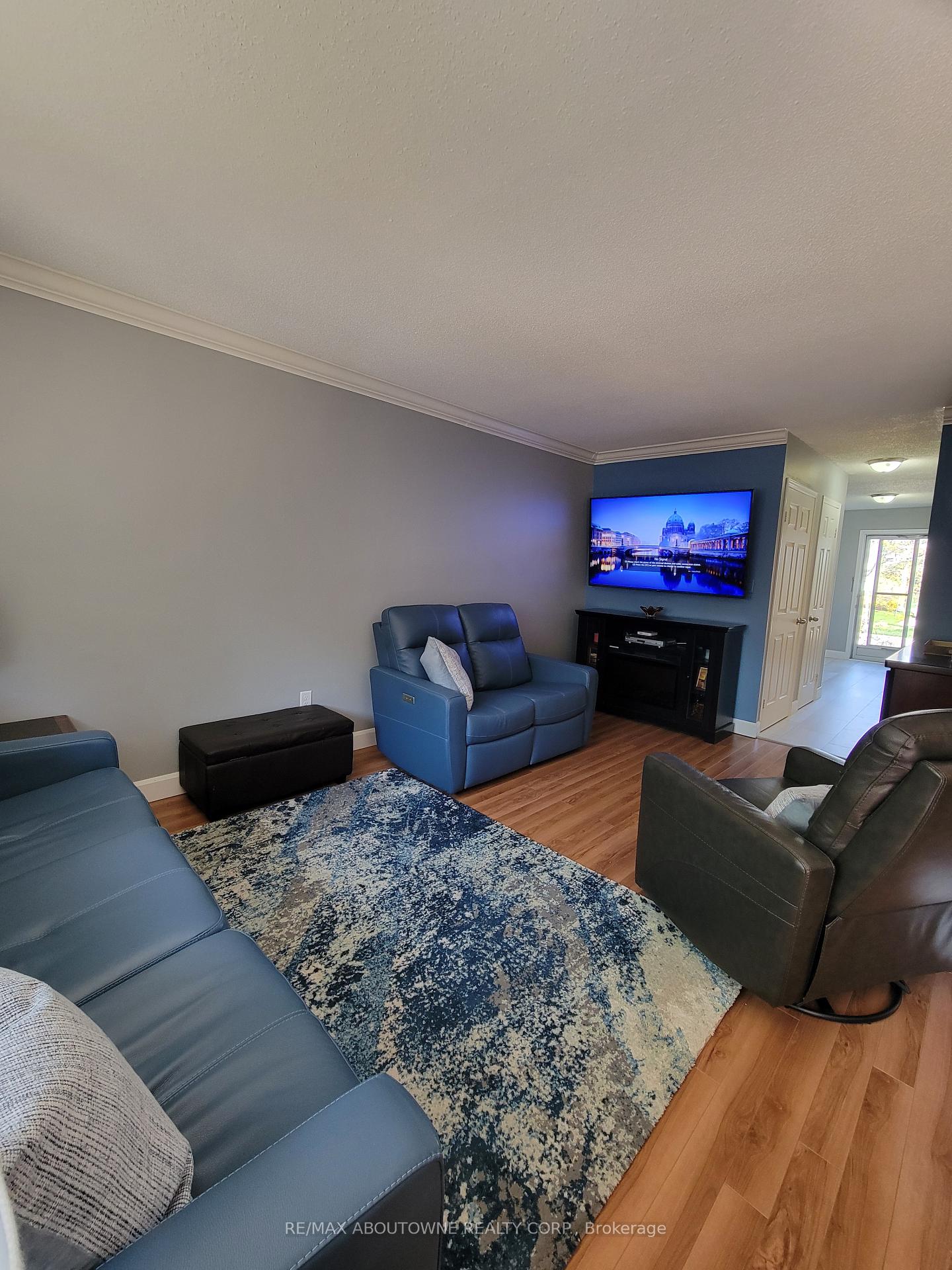 3 Bedrooms Condo at 1 Royalwood, Hamilton For sale