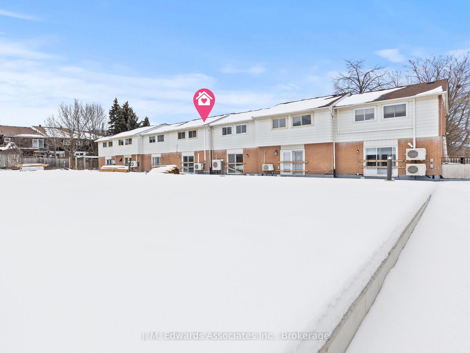 3 Bedrooms Condo at 61 Sarah,  Oakville For sale