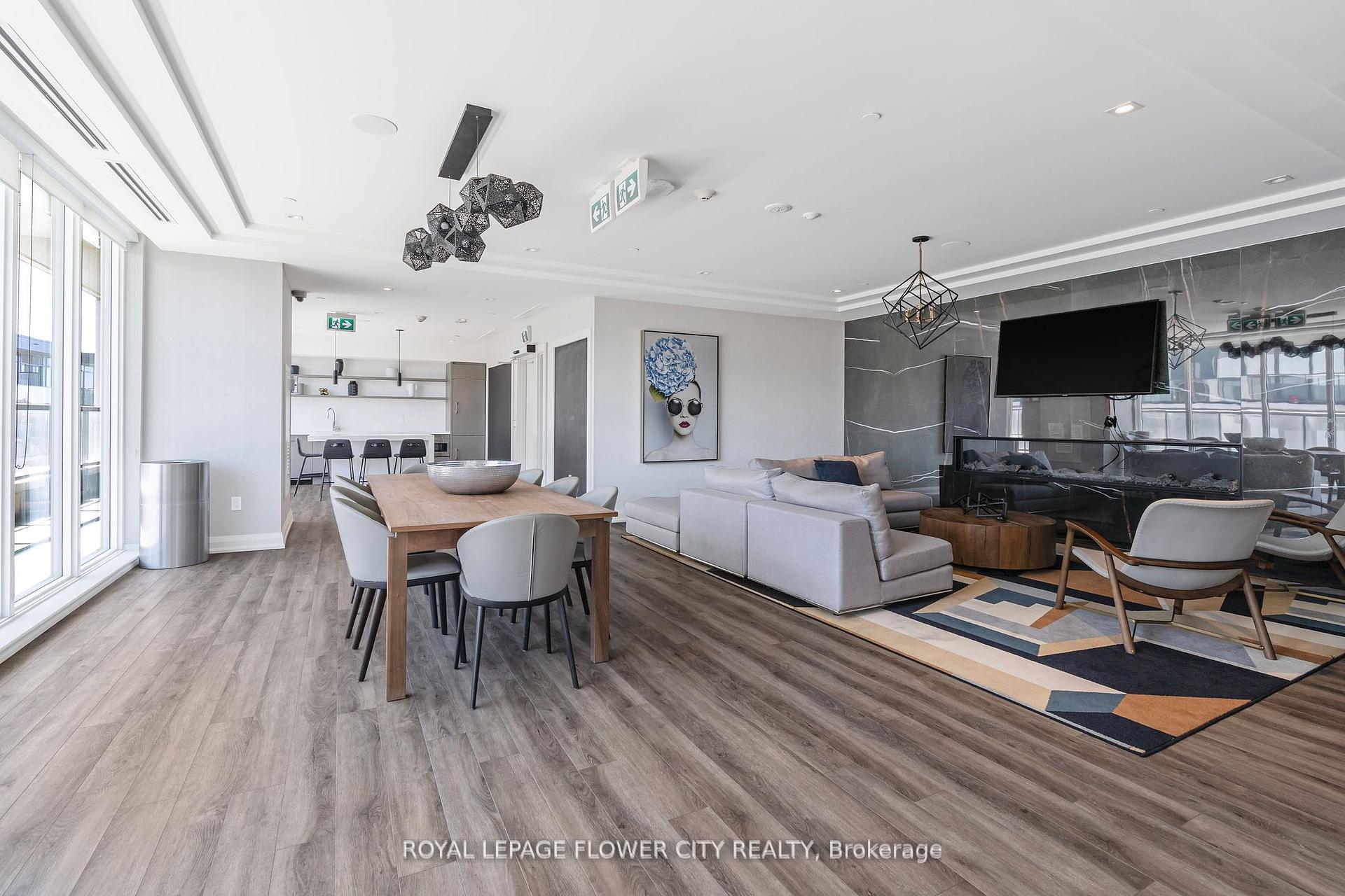 2 Bedrooms Condo at 212 King William, Hamilton For sale