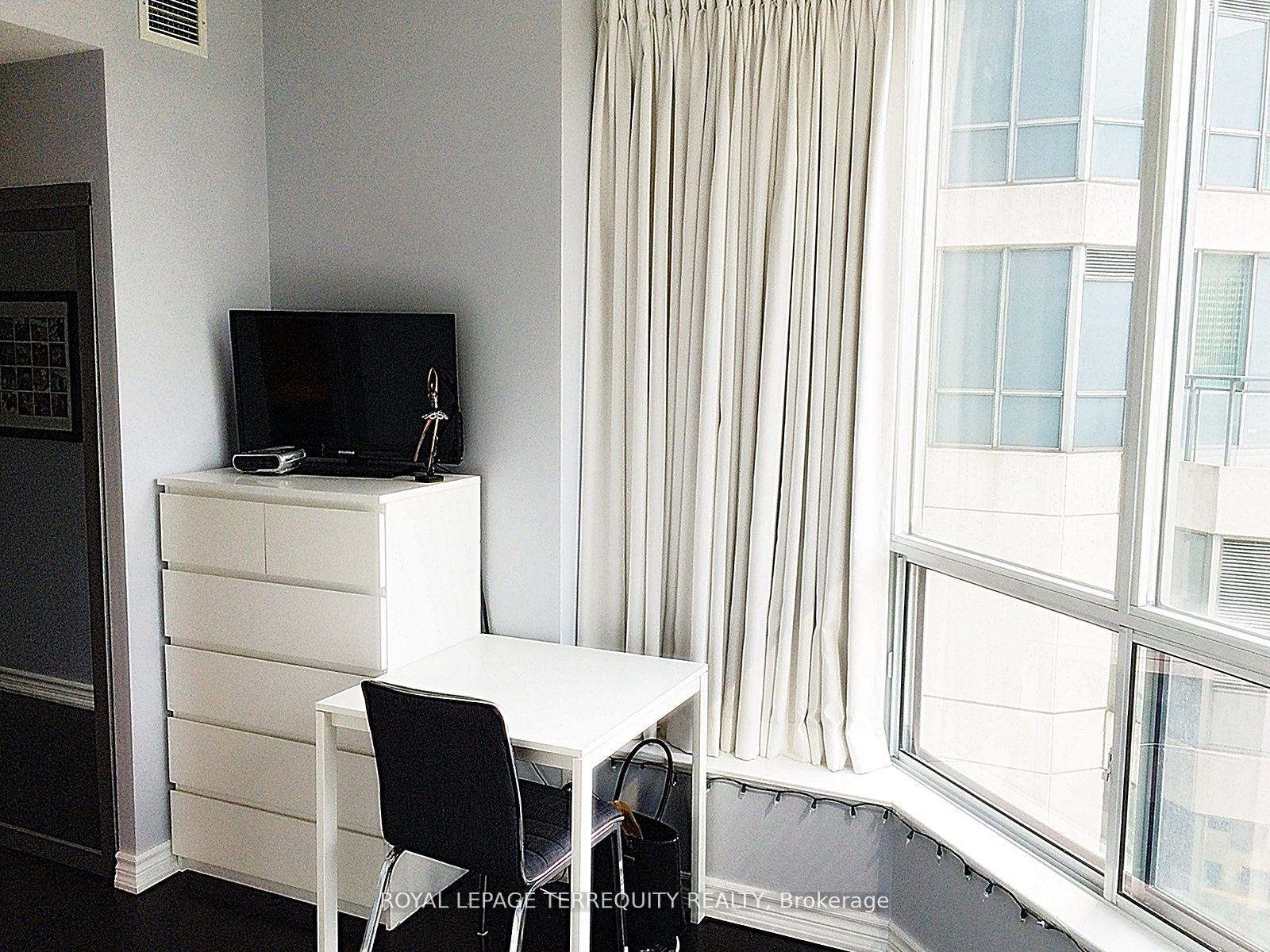 2 Bedrooms Condo at 228 Queens,  Toronto For sale