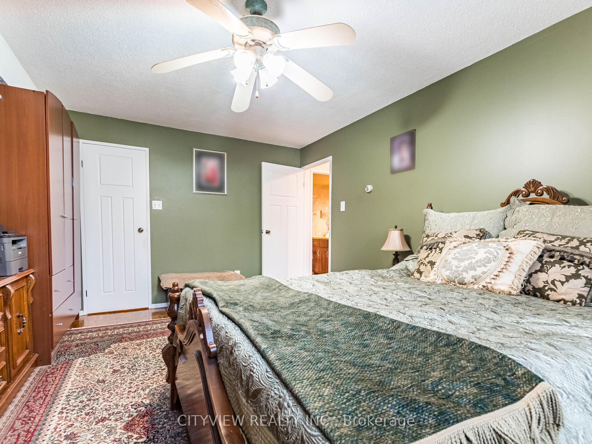3 Bedrooms Condo at 3700 Kaneff, Mississauga For sale