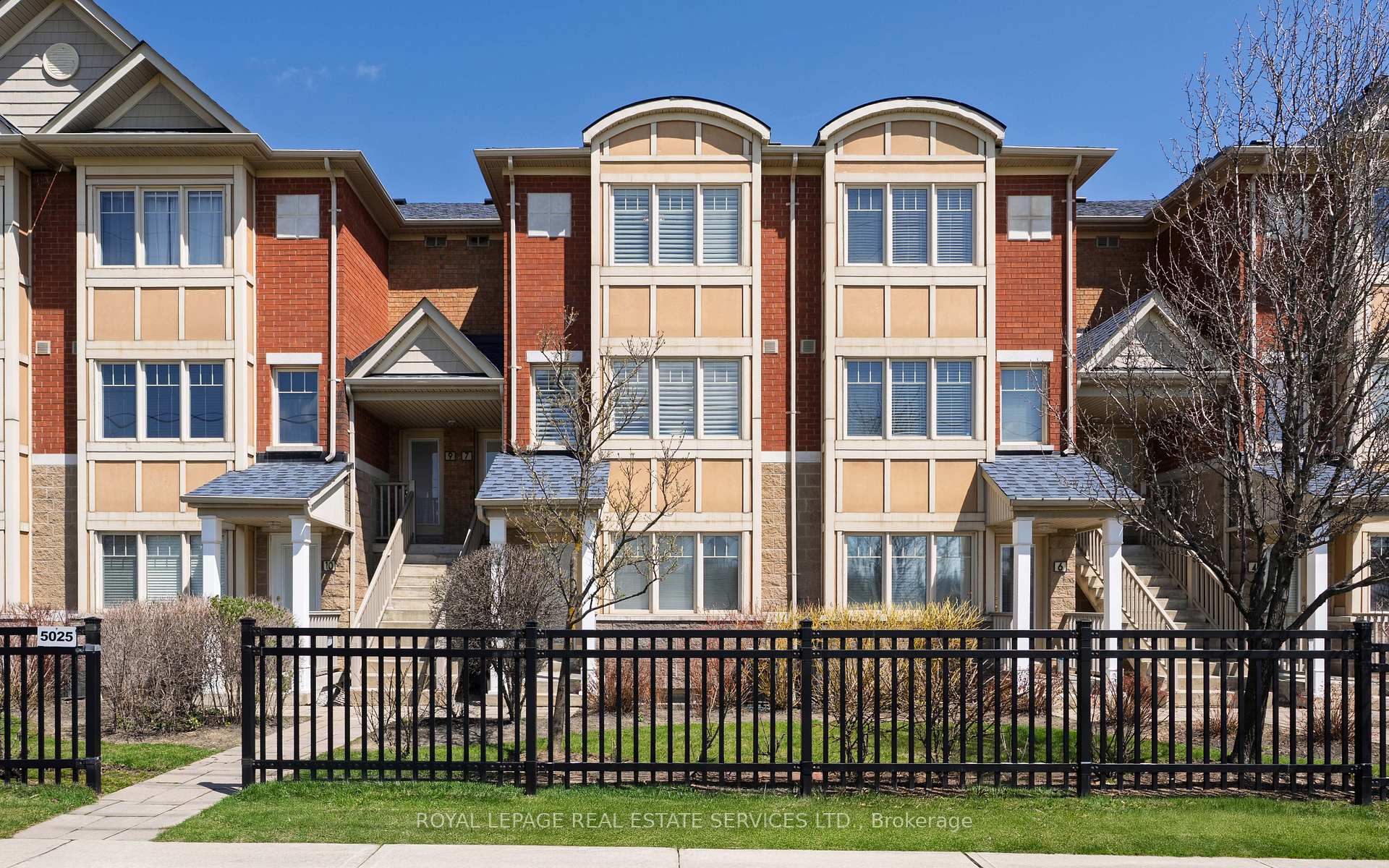 4 Bedrooms Condo at 5025 Ninth, Mississauga For sale