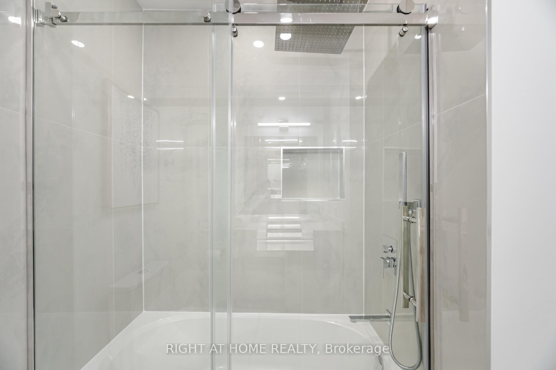 3 Bedrooms Condo at 3600 Colonial, Mississauga For sale