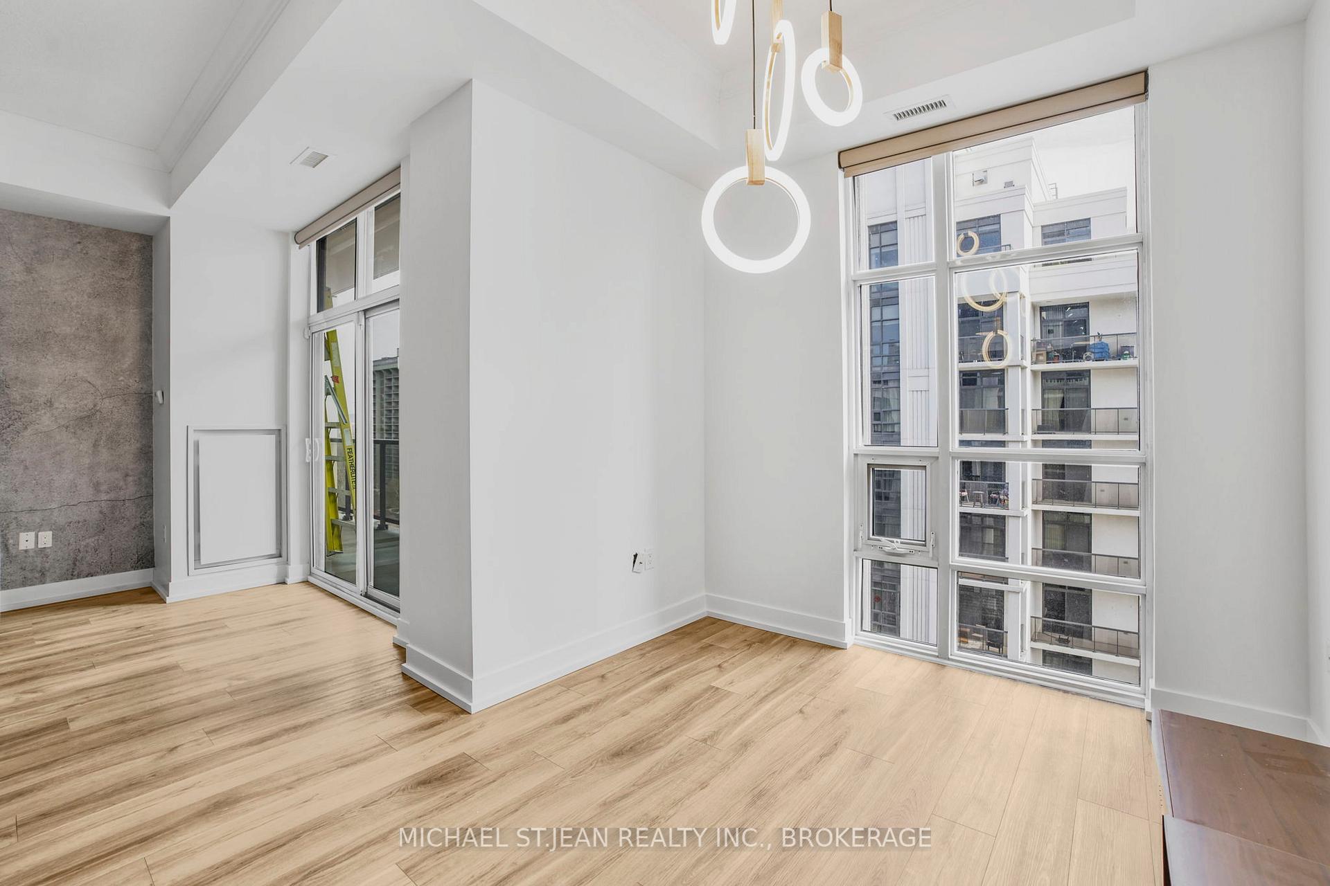 2 Bedrooms Condo at 90 Charlton,  Hamilton For sale