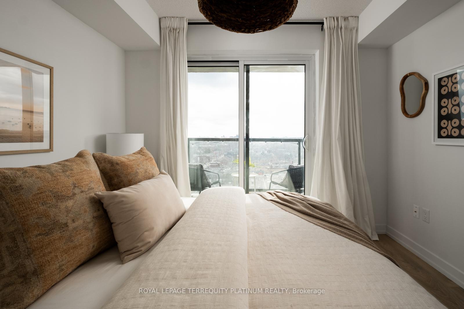 2 Bedrooms Condo at 1420 Dupont, Toronto For sale