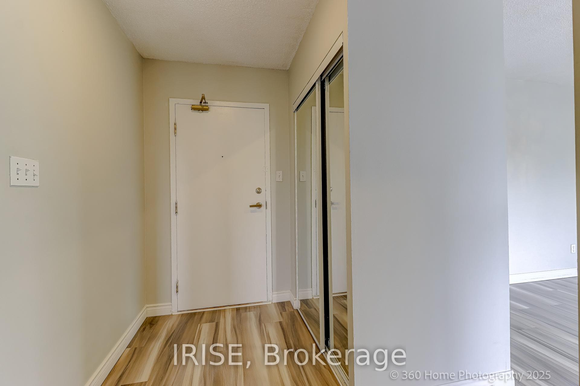 2 Bedrooms Condo at 1001 Cedarglen, Mississauga For sale