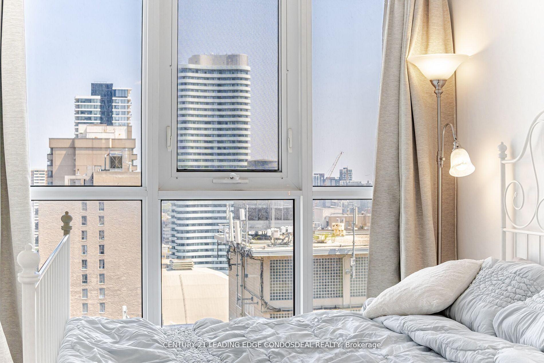 2 Bedrooms Condo at 7 Grenville, Toronto For sale