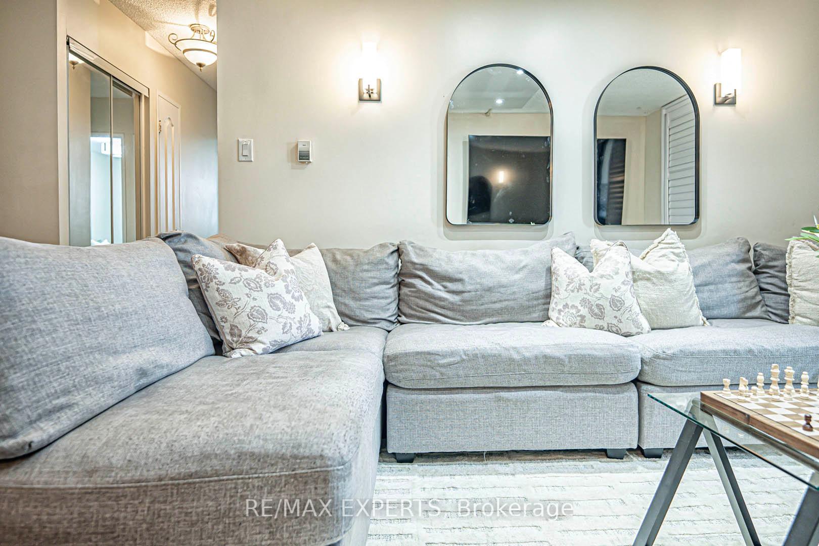 3 Bedrooms Condo at 1625 Bloor, Mississauga For sale