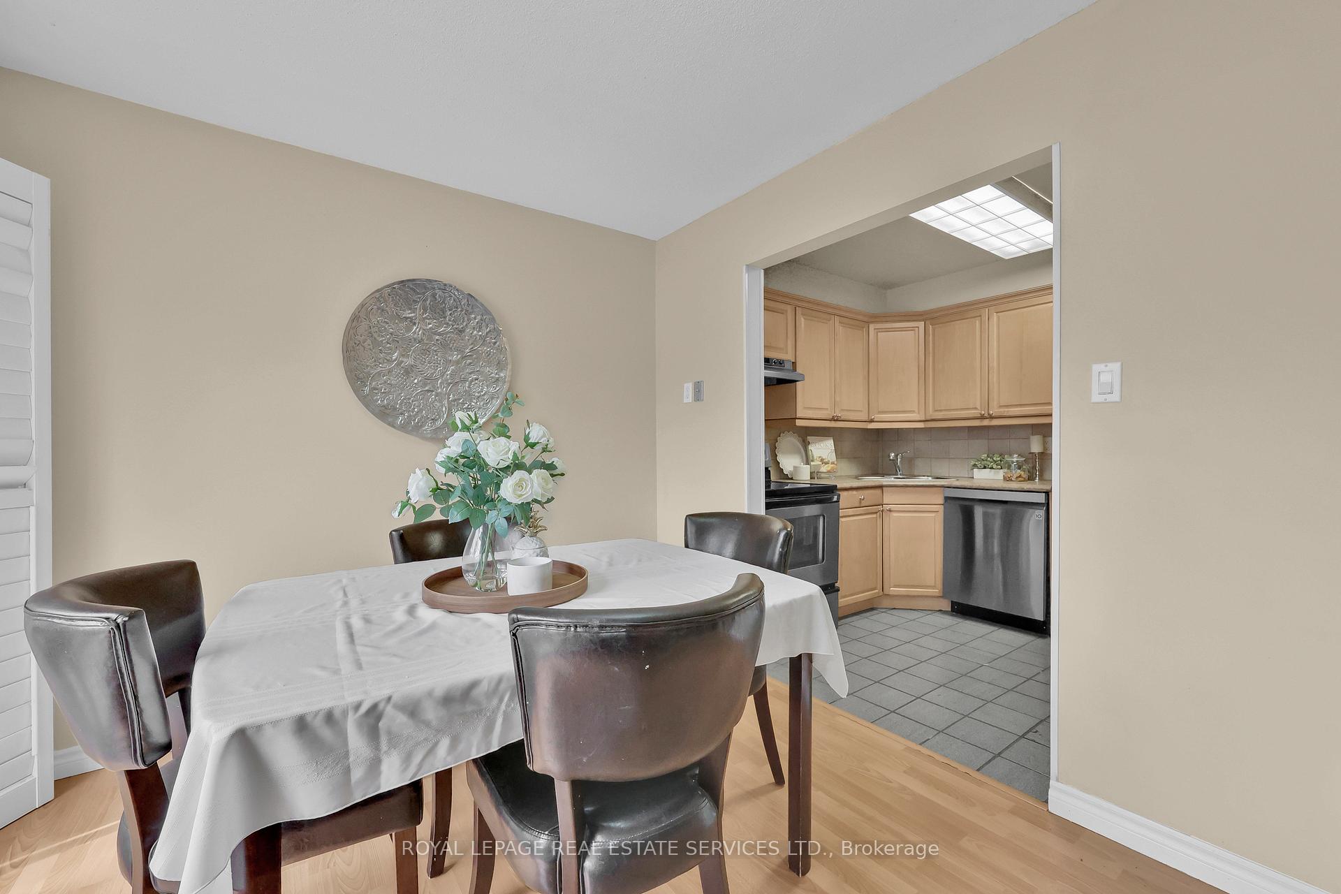 3 Bedrooms Condo at 3125 Fifth, Mississauga For sale