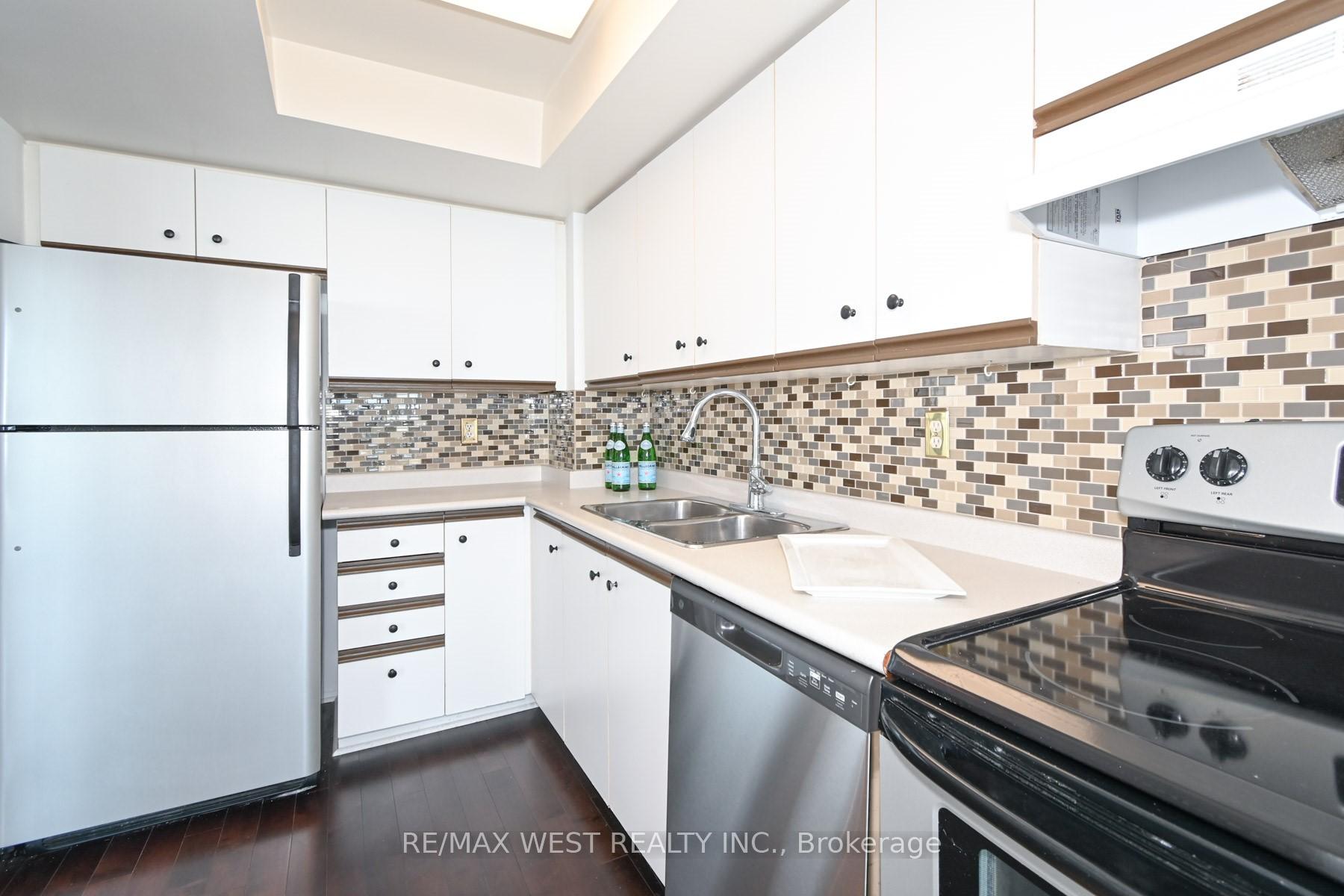 2 Bedrooms Condo at 3233 Eglinton,  Toronto For sale