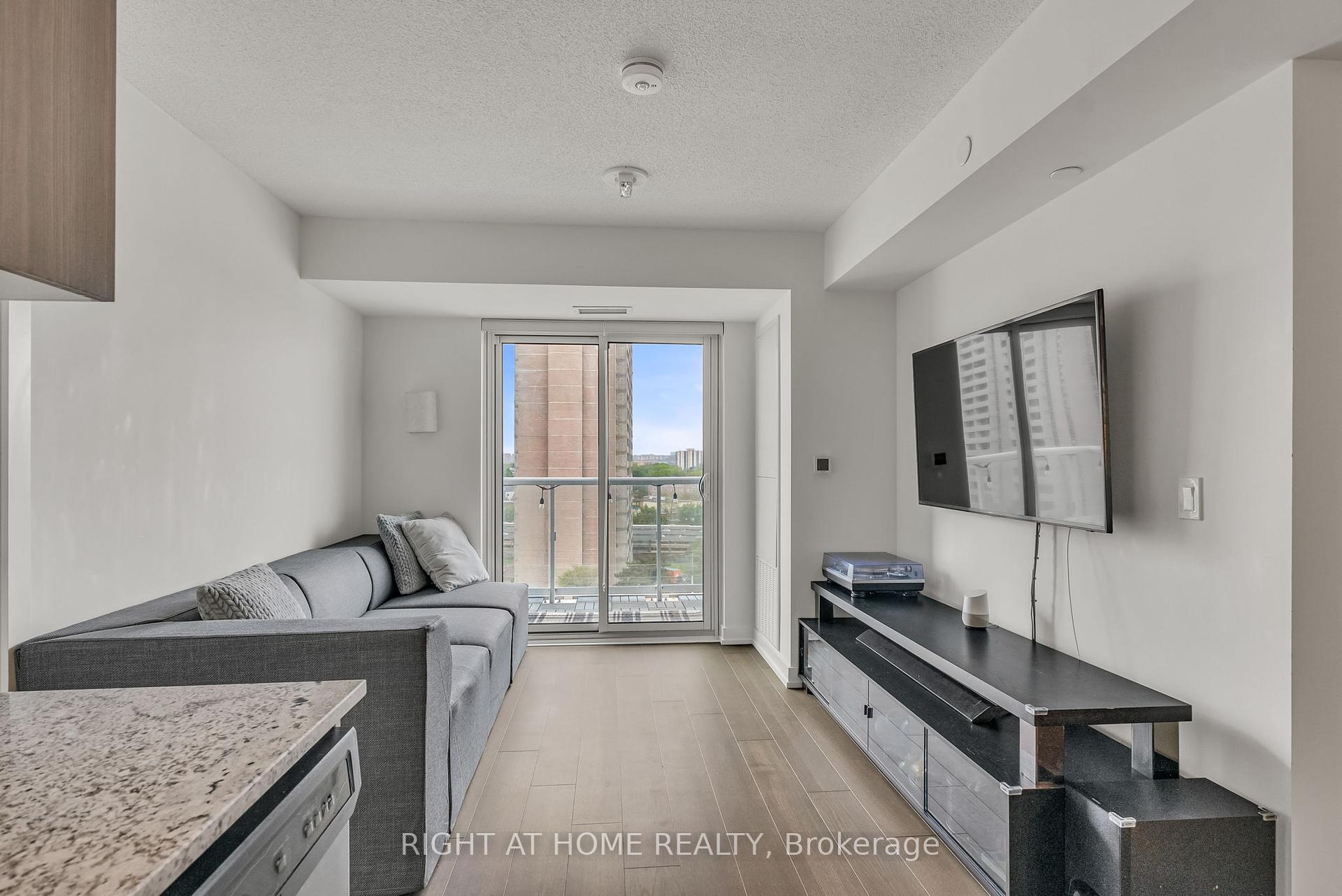 2 Bedrooms Condo at 10 Wilby, Toronto For sale