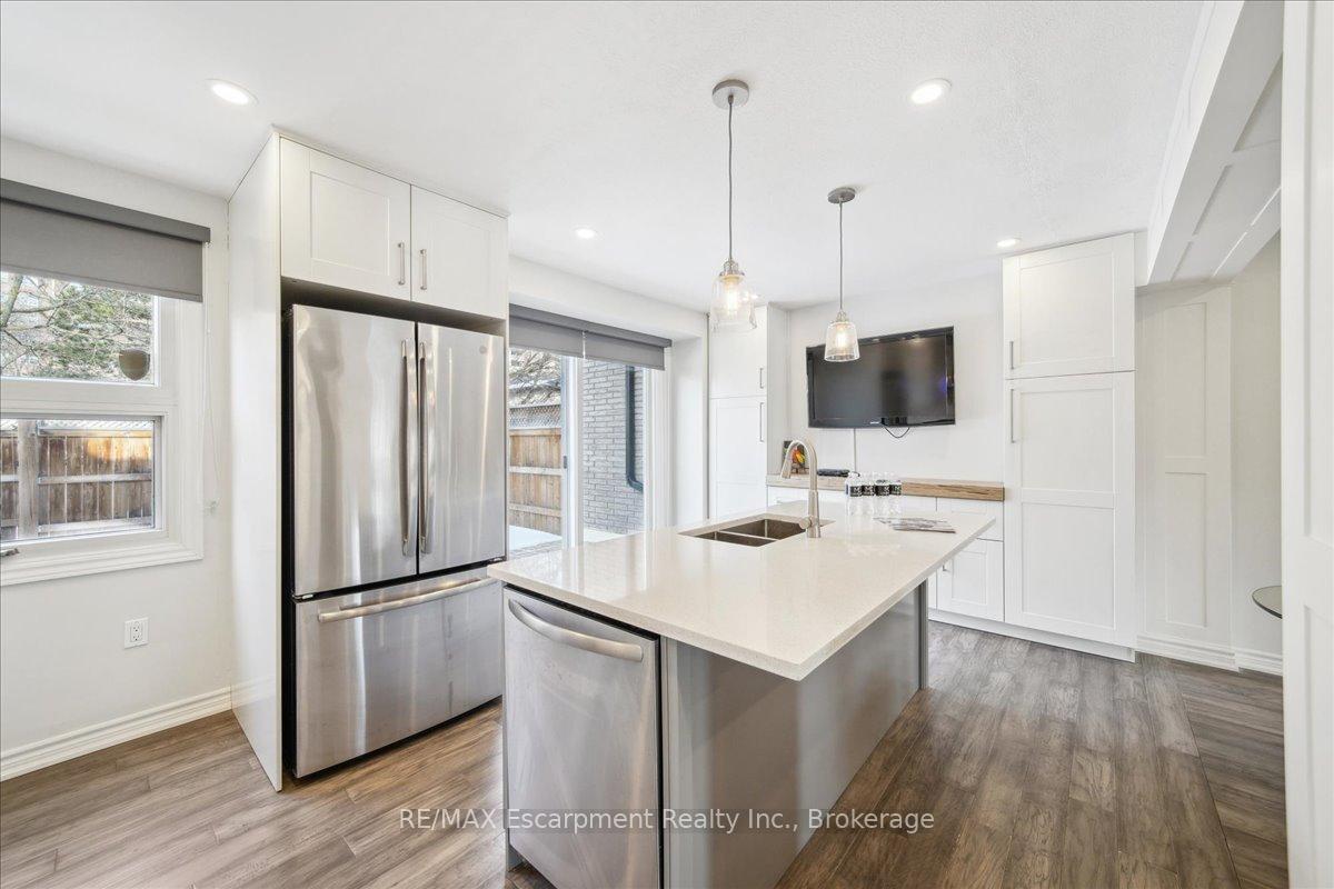 3 Bedrooms Condo at 779 Hyde,  Burlington For sale