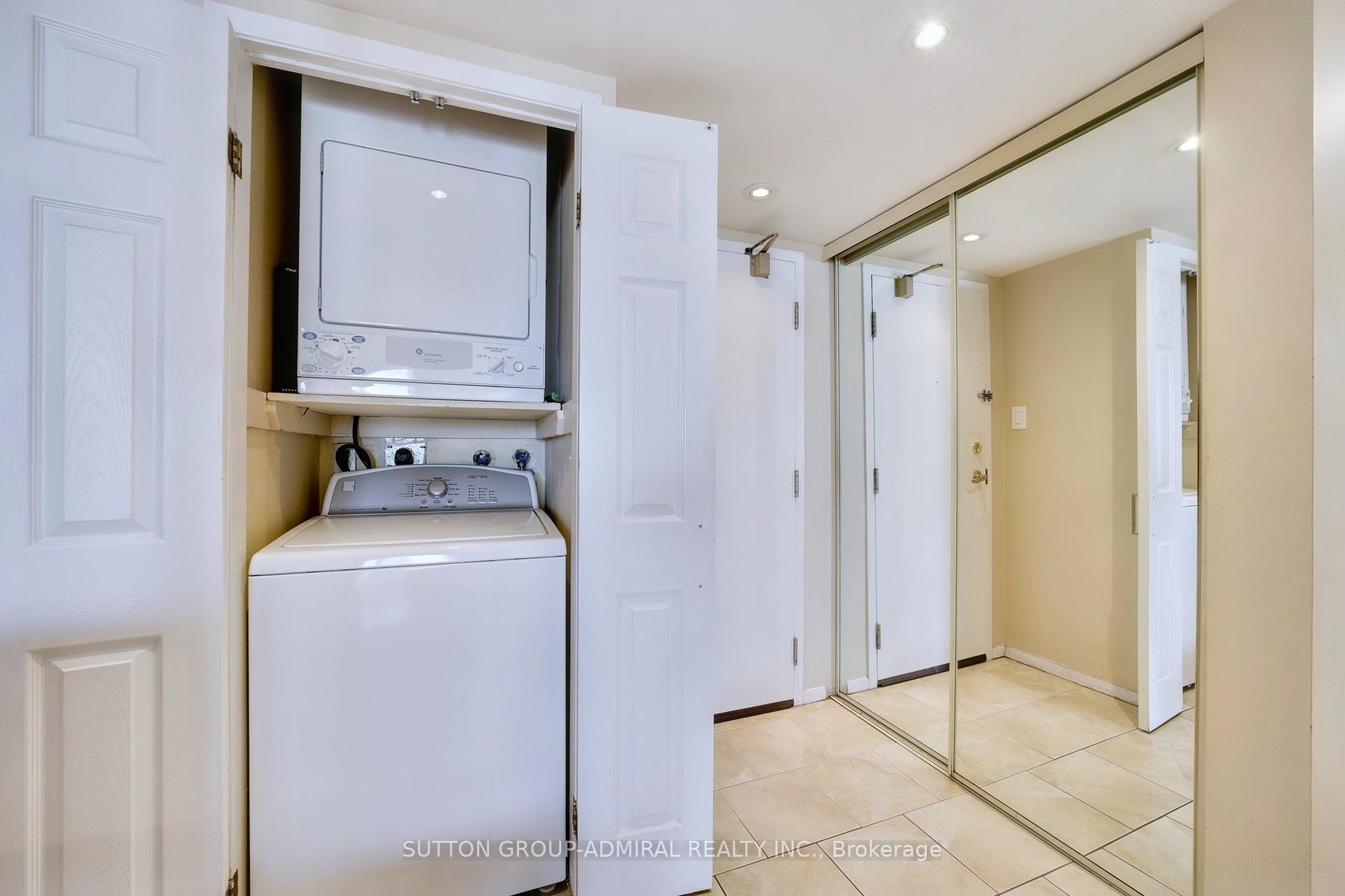 2 Bedrooms Condo at 2091 Hurontario, Mississauga For sale