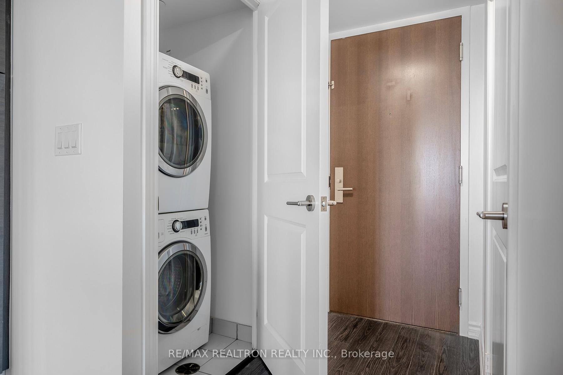 2 Bedrooms Condo at 386 Yonge,  Toronto For sale