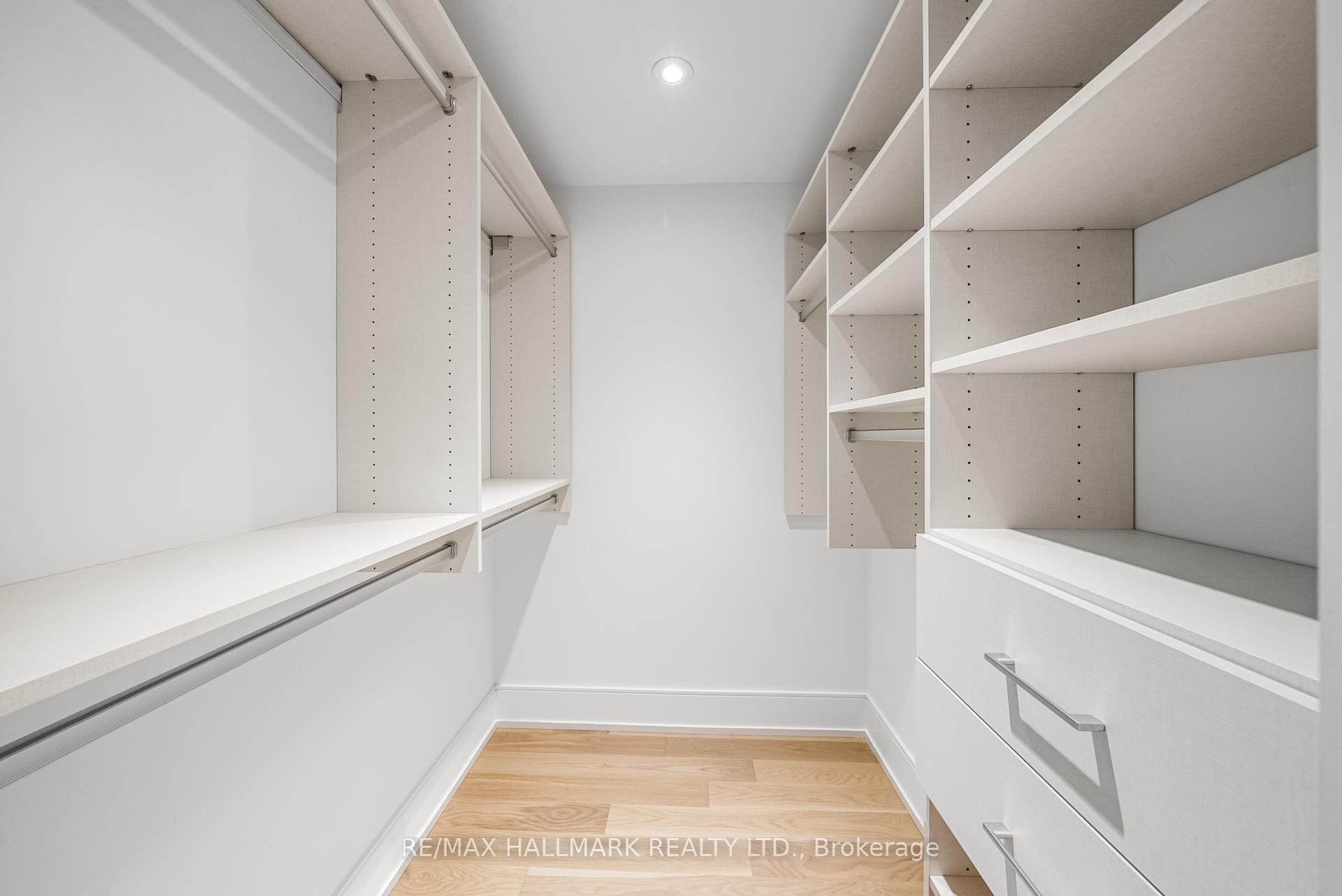 3 Bedrooms Condo at 10 Inn On The Park, Toronto For sale