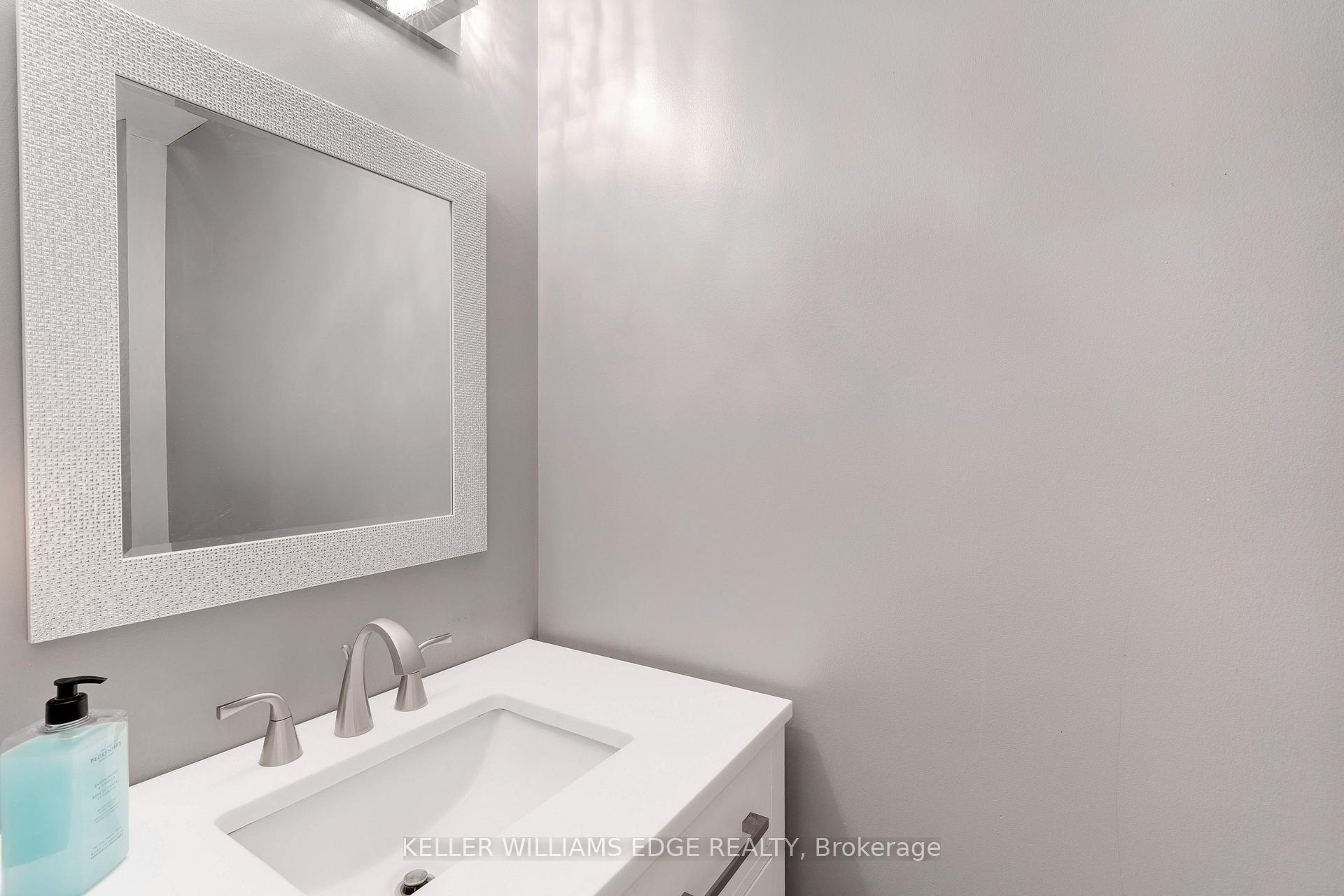 3 Bedrooms Condo at 230 Paisley, Mississauga For sale
