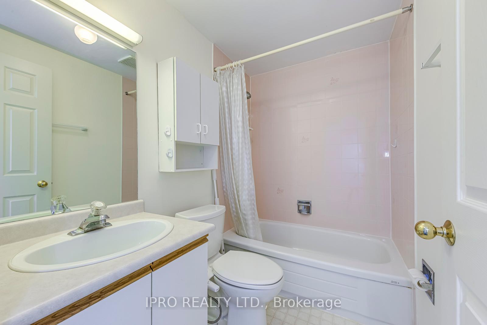 3 Bedrooms Condo at 2051 MERCHANTS, Oakville For sale
