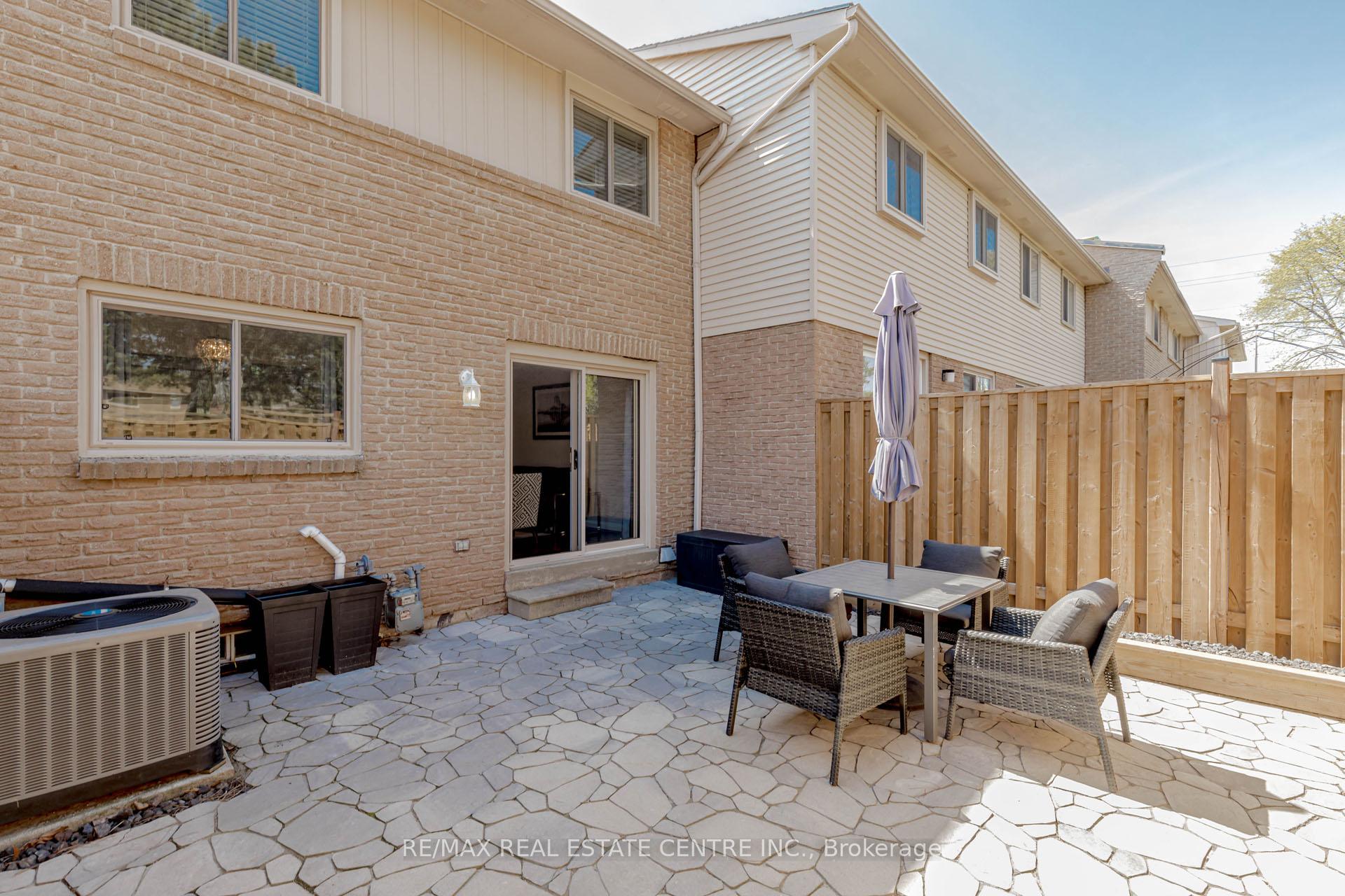 3 Bedrooms Condo at 1526 Lancaster,  Oakville For sale