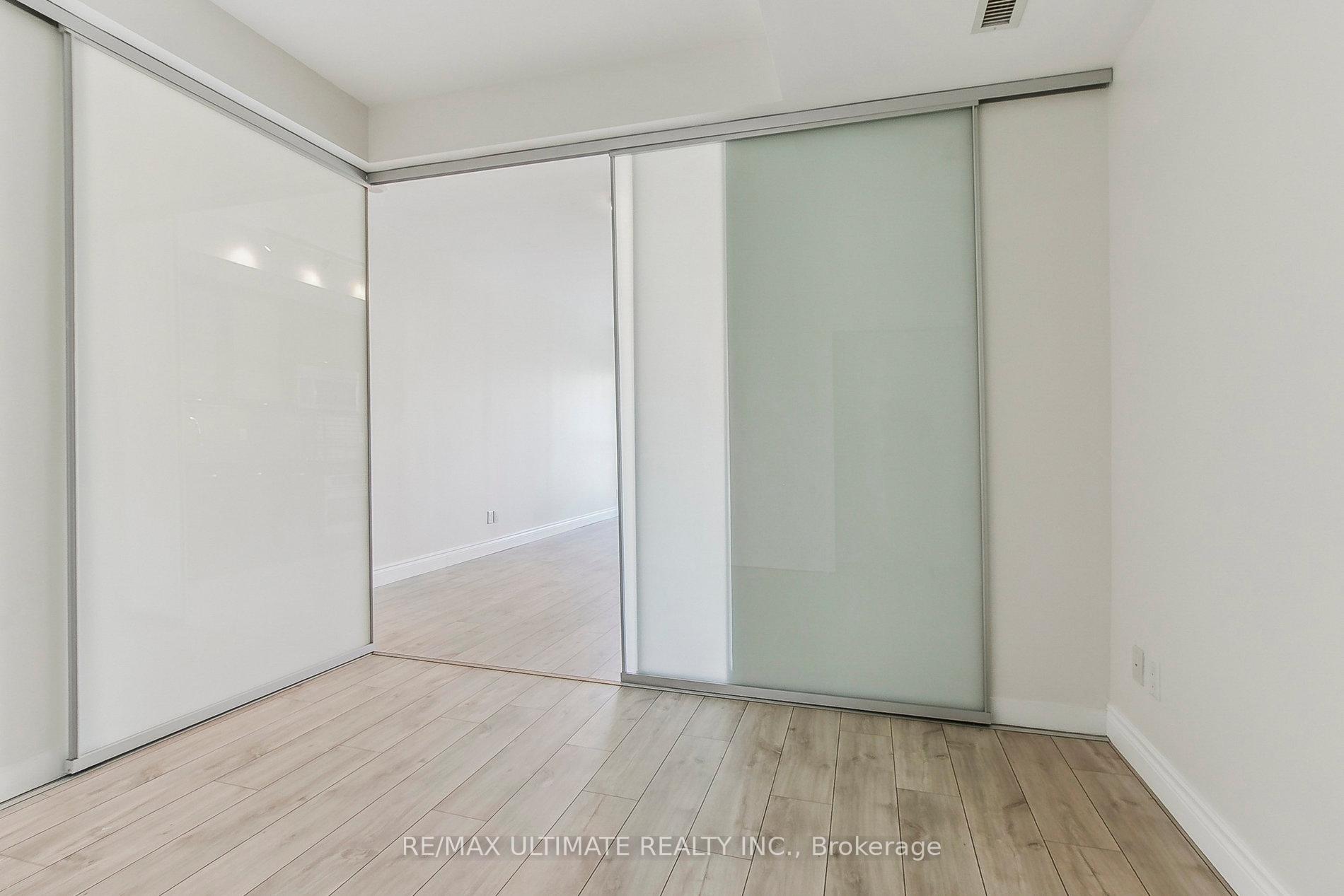 2 Bedrooms Condo at 210 Simcoe, Toronto For sale