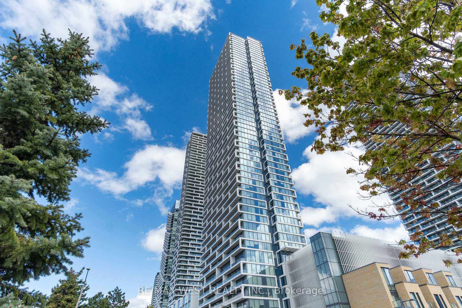2 Bedrooms Condo at 898 Portage, Vaughan For sale