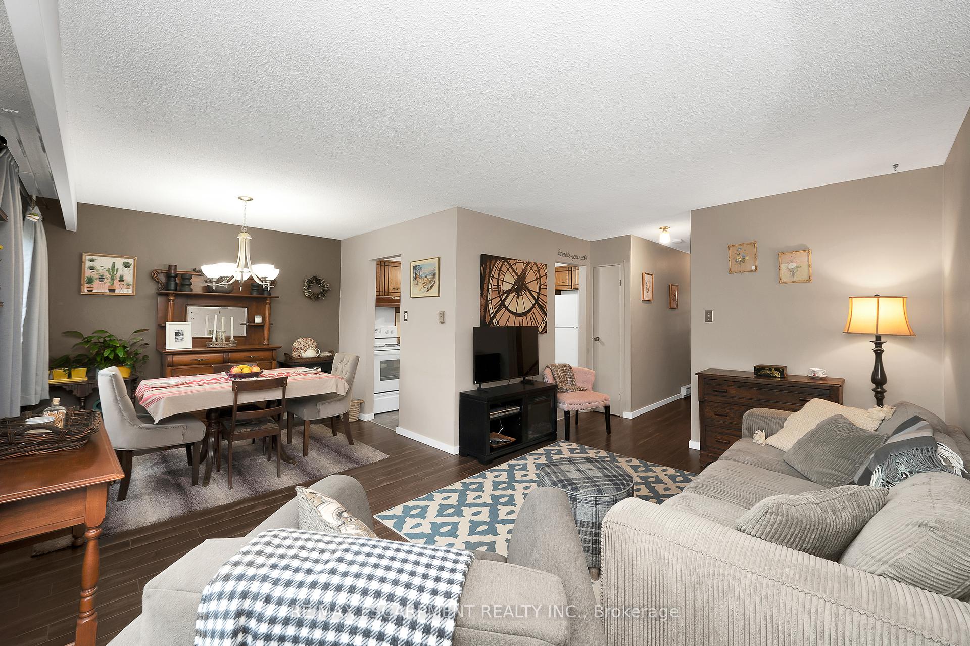 3 Bedrooms Condo at 5017 Pinedale, Burlington For sale