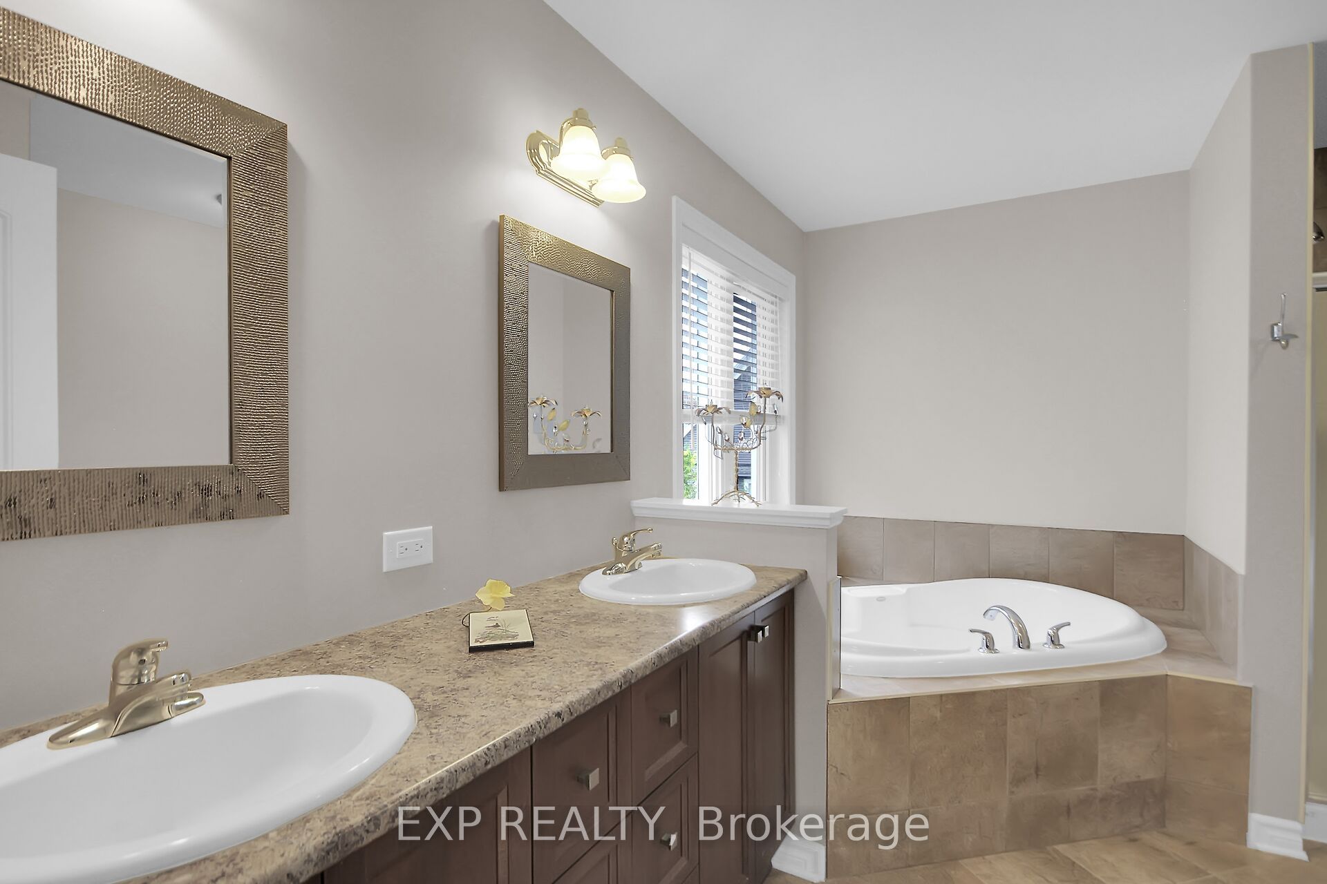 132 Gracewood Crescent, BlossomParkAirportandArea, ON K1T 0J5