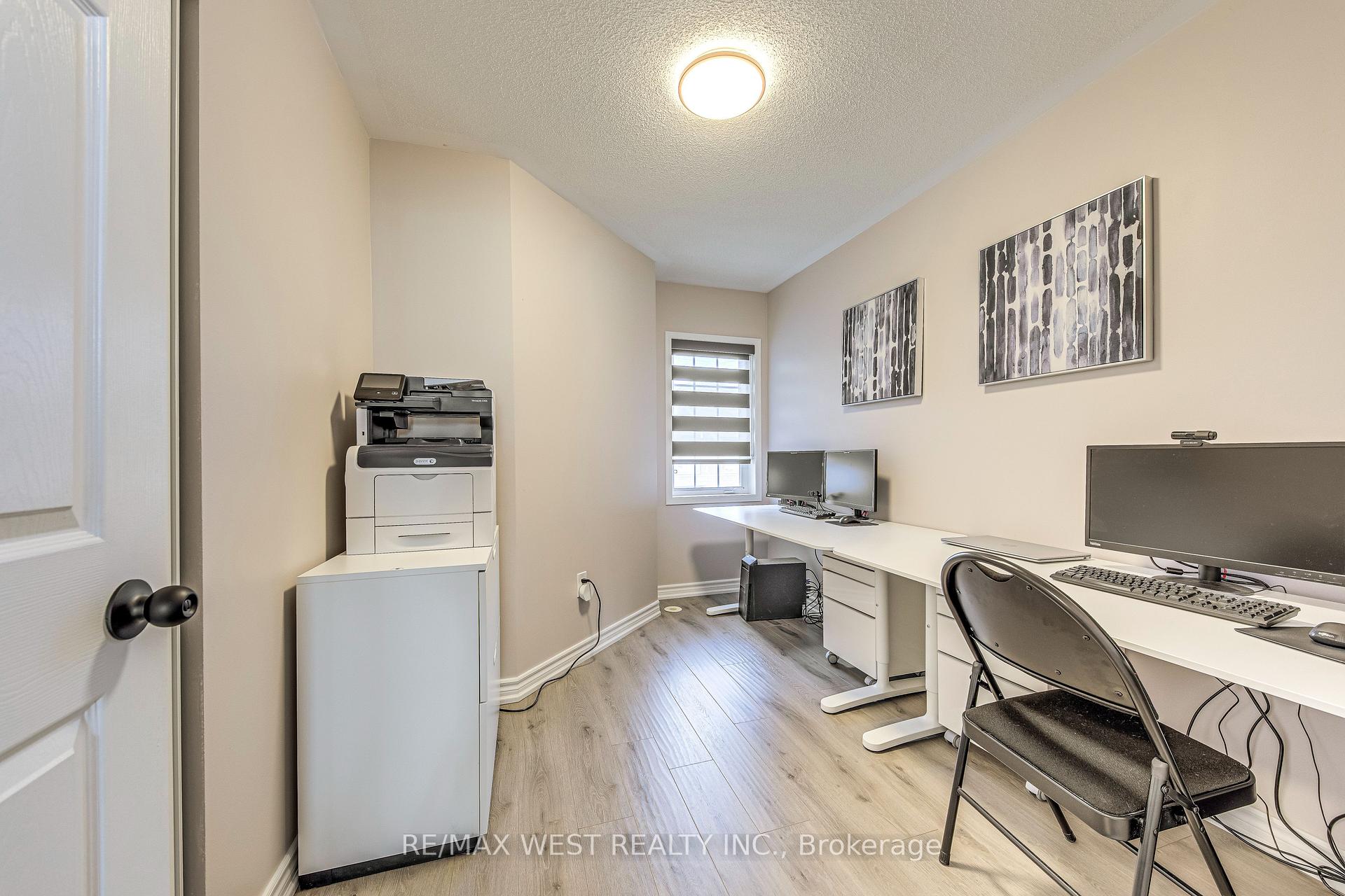3 Bedrooms Condo at 50 Strathaven, Mississauga For sale