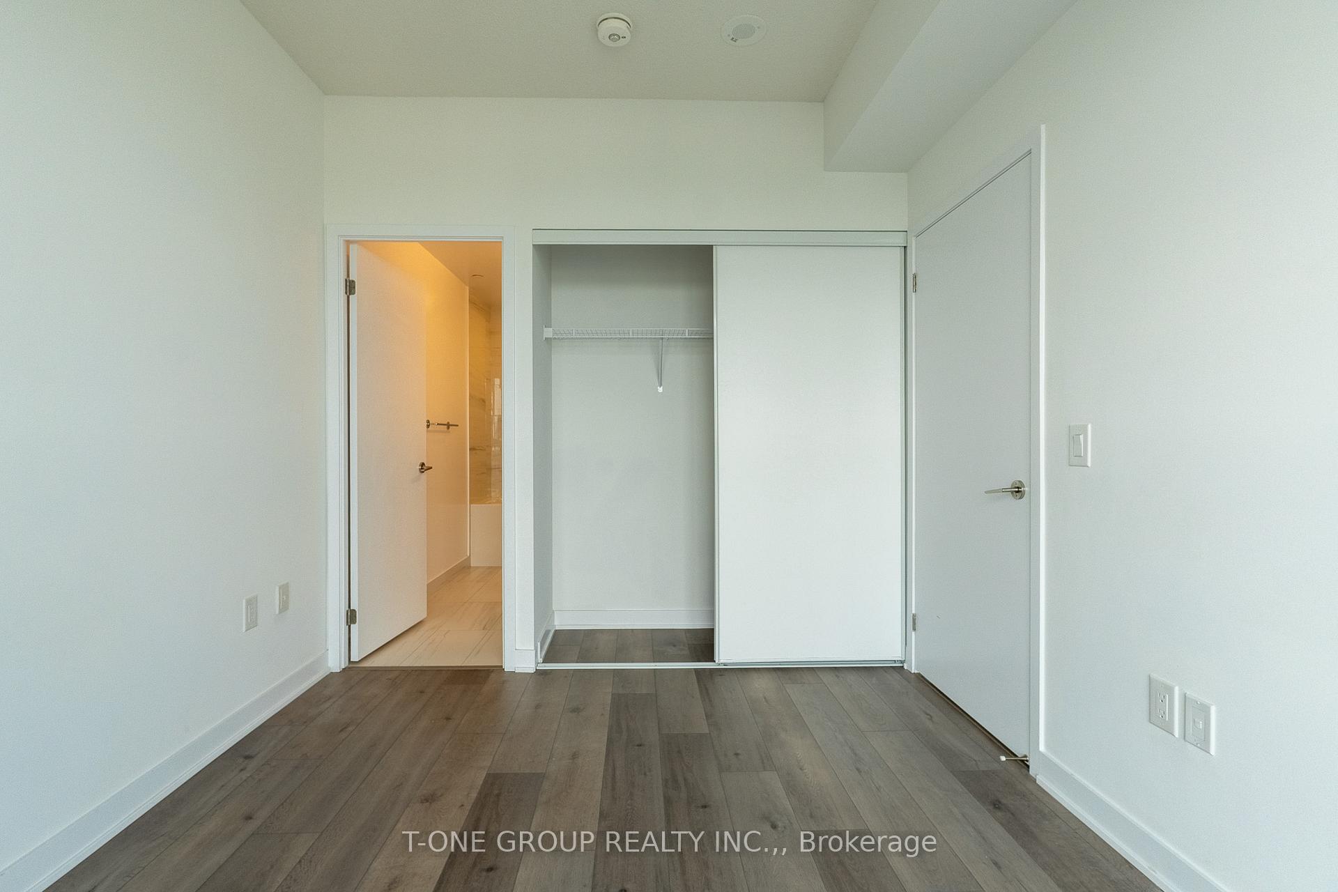2 Bedrooms Condo at 10 Honeycrisp, Vaughan For sale