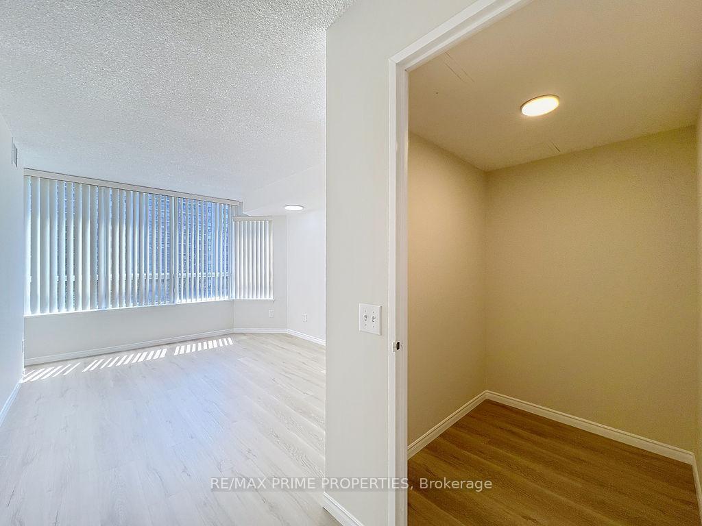 2 Bedrooms Condo at 91 Townsgate, Vaughan For sale