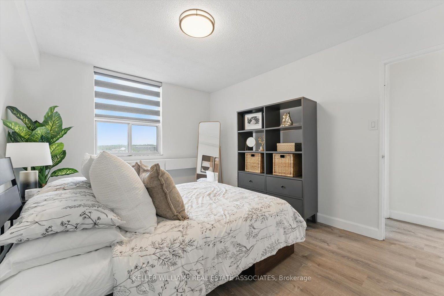 2 Bedrooms Condo at 966 Inverhouse, Mississauga For sale