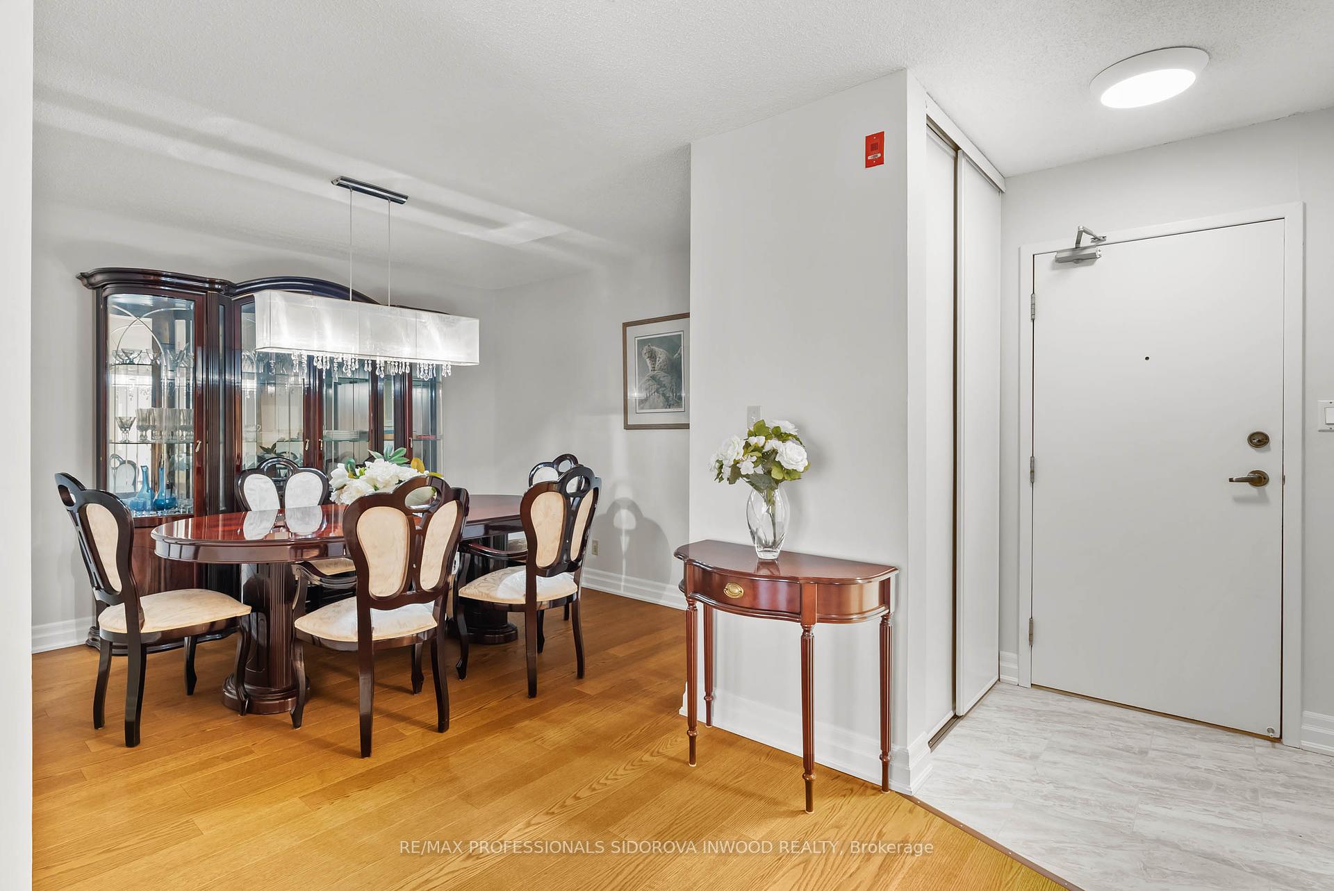 3 Bedrooms Condo at 20 Southport, Toronto For sale