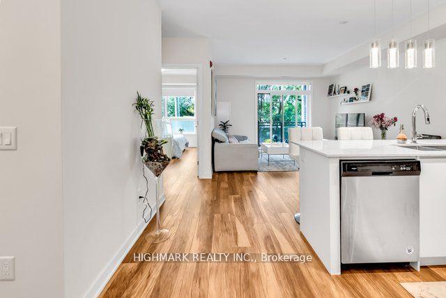 2 Bedrooms Condo at 320 Plains, Burlington For sale