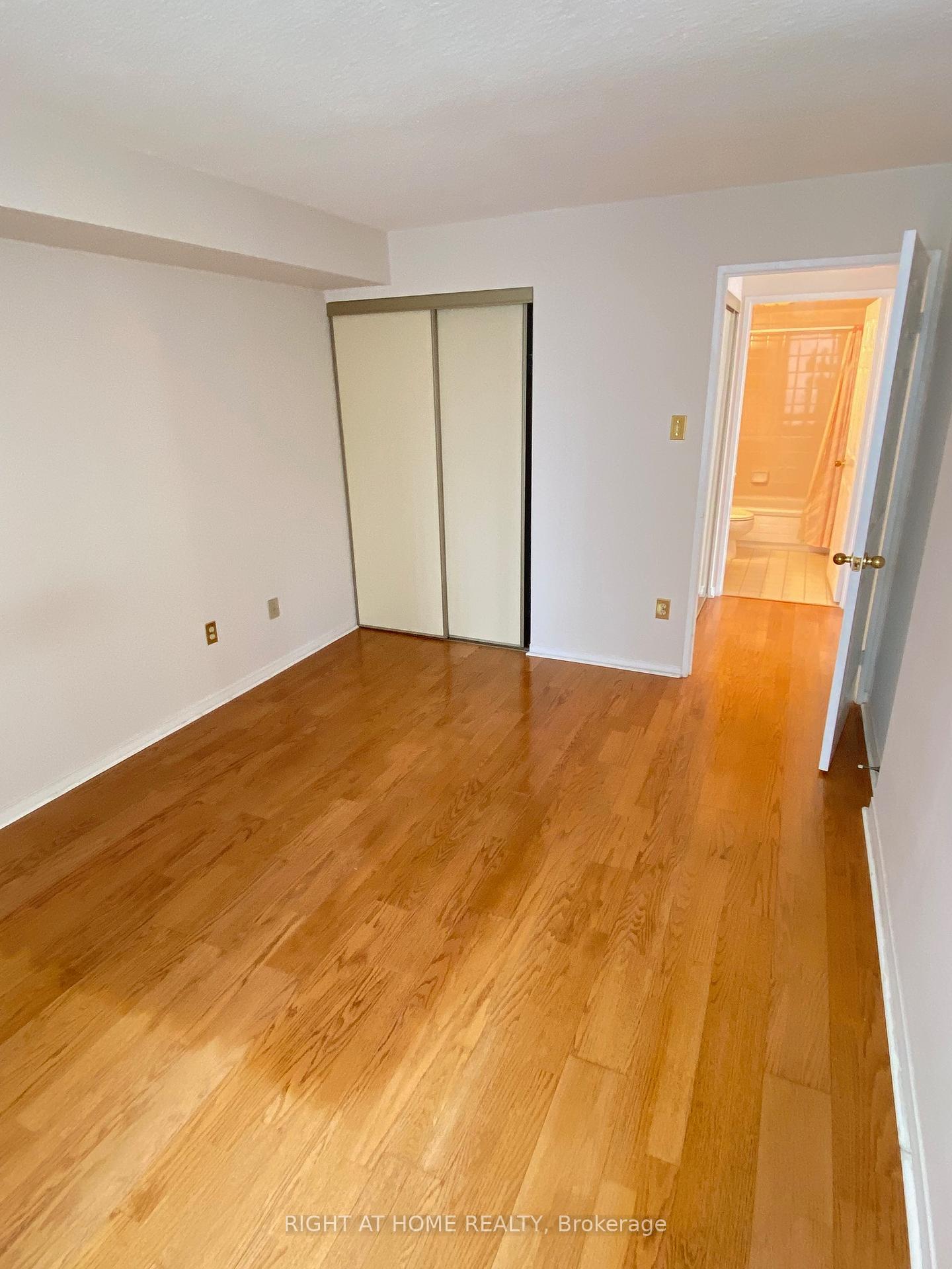 3 Bedrooms Condo at 330 Rathburn, Mississauga For sale