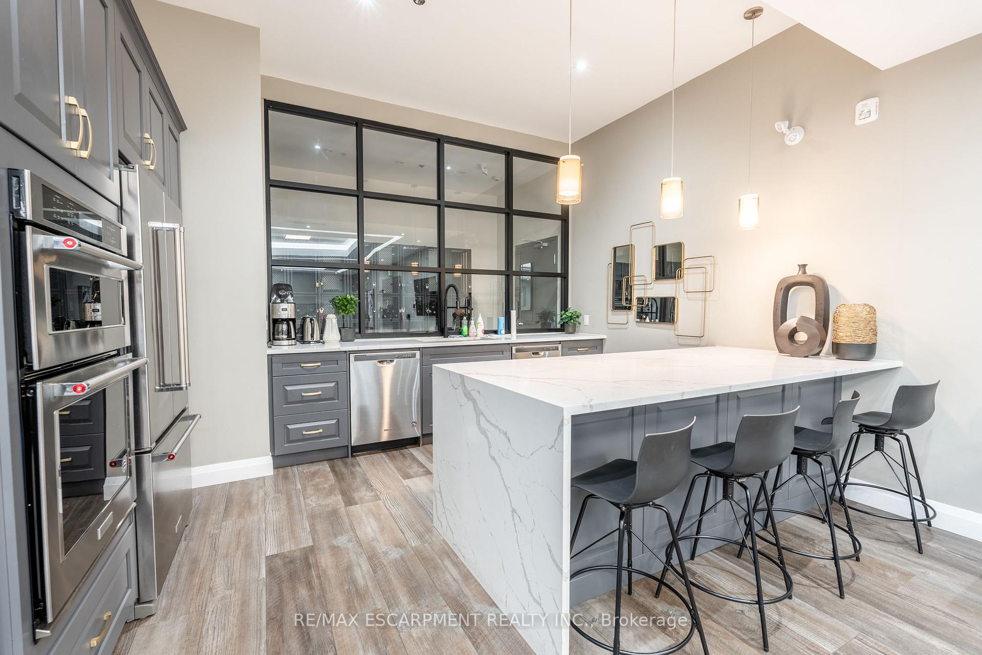 2 Bedrooms Condo at 1 Redfern, Hamilton For sale