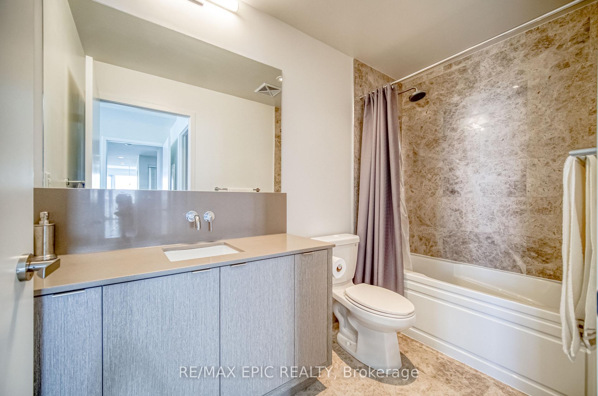 3 Bedrooms Condo at 88 Harbour,  Toronto For sale