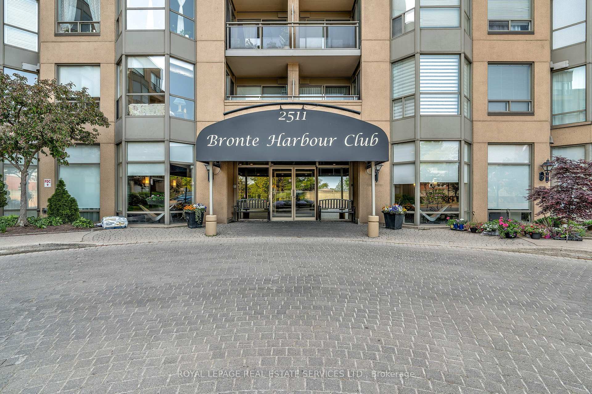 2 Bedrooms Condo at 2511 Lakeshore,  Oakville For sale
