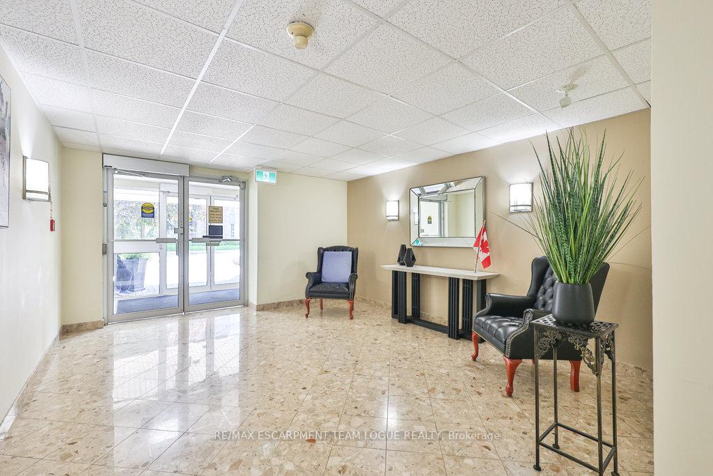 2 Bedrooms Condo at 216 Plains Road West, Burlington For sale