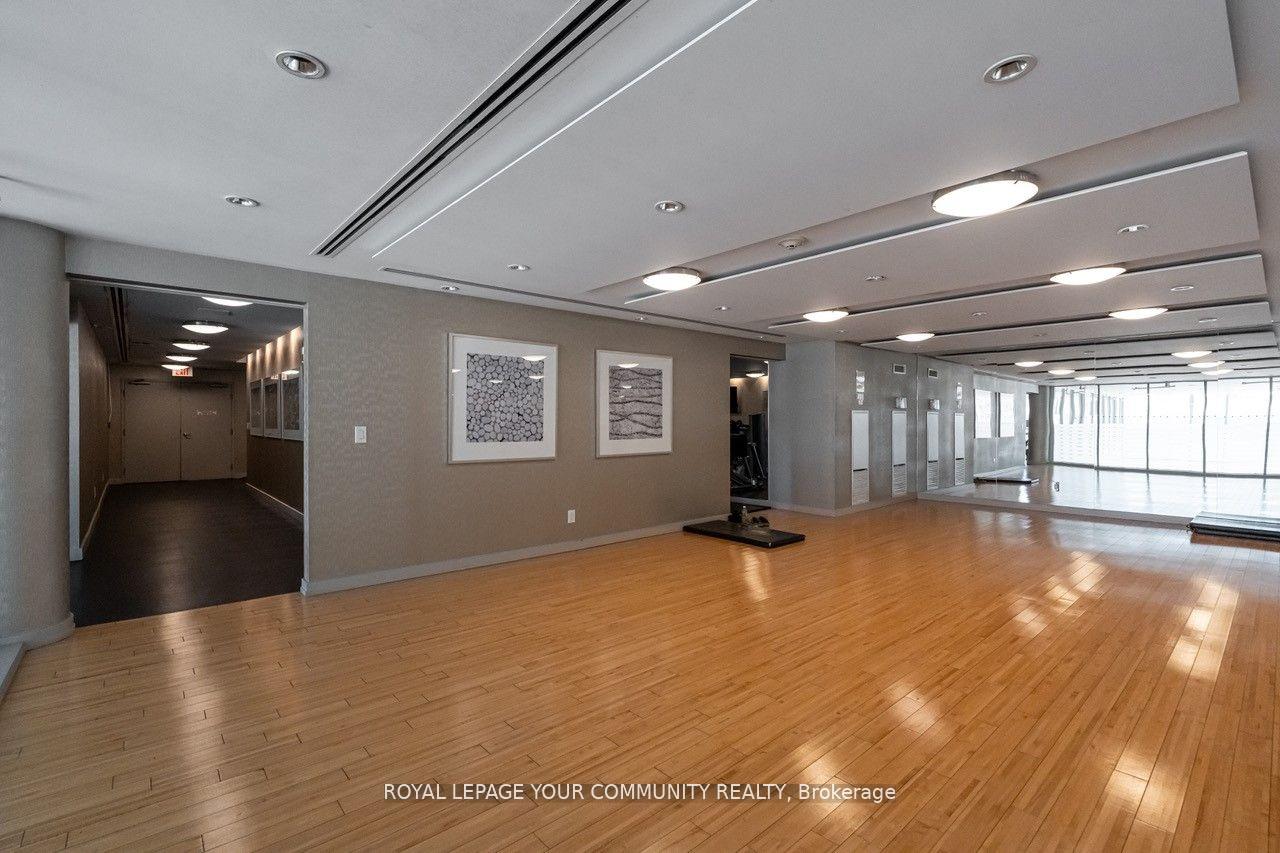 2 Bedrooms Condo at 225 Webb, Mississauga For sale