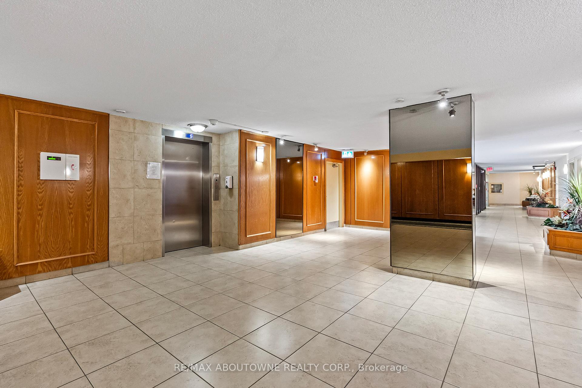 3 Bedrooms Condo at 1300 Marlborough, Oakville For sale