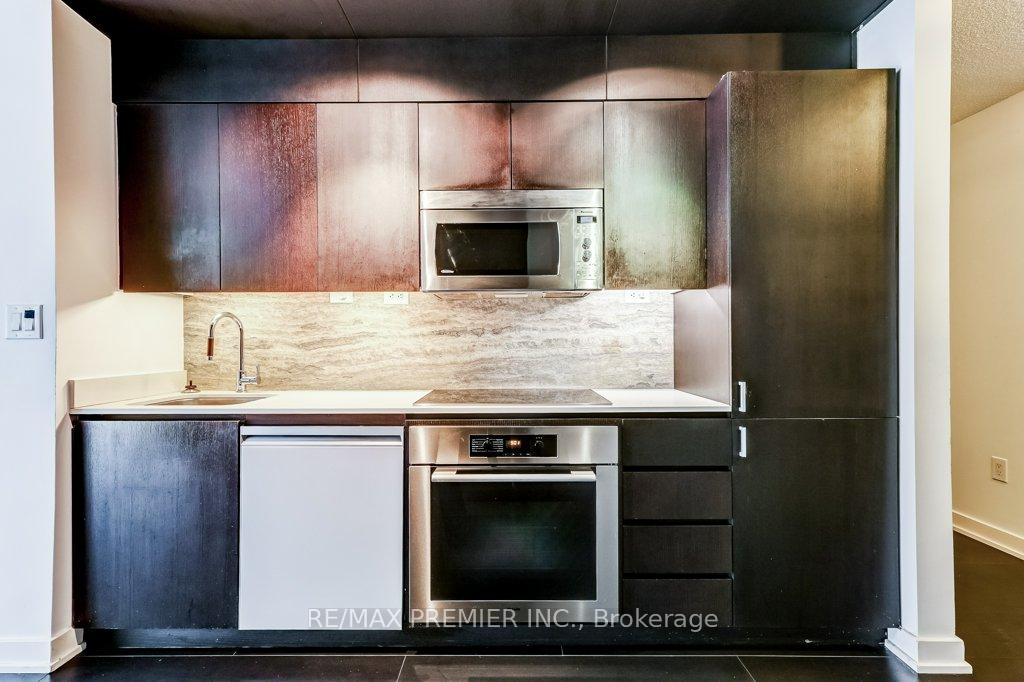 2 Bedrooms Condo at 10 Capreol, Toronto For sale