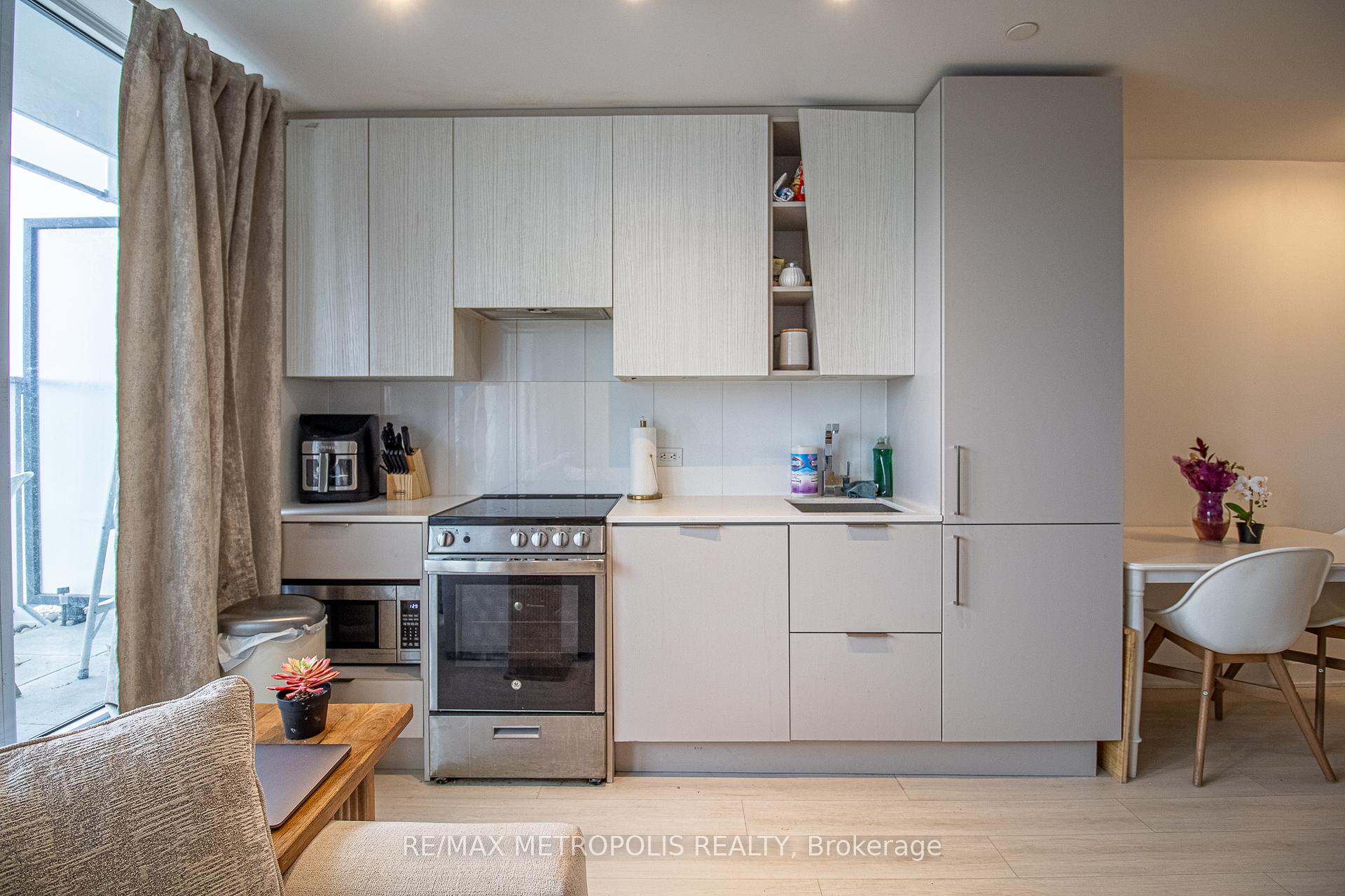 2 Bedrooms Condo at 3900 Confederation, Mississauga For sale