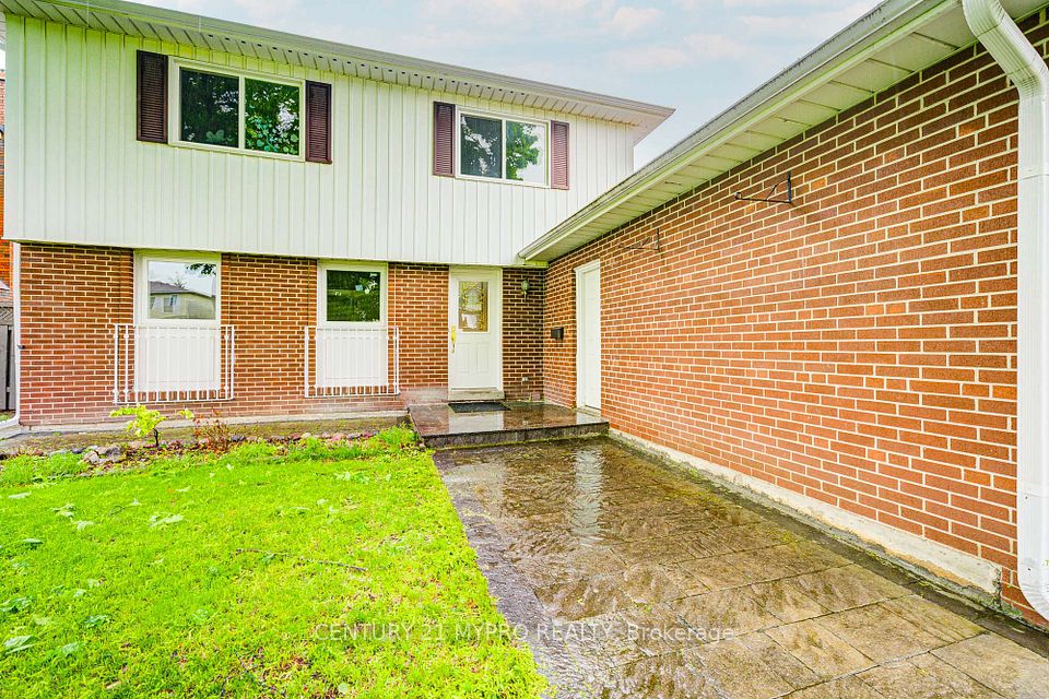 27 Dalbret Crescent, Toronto, ON M1T 2X2
