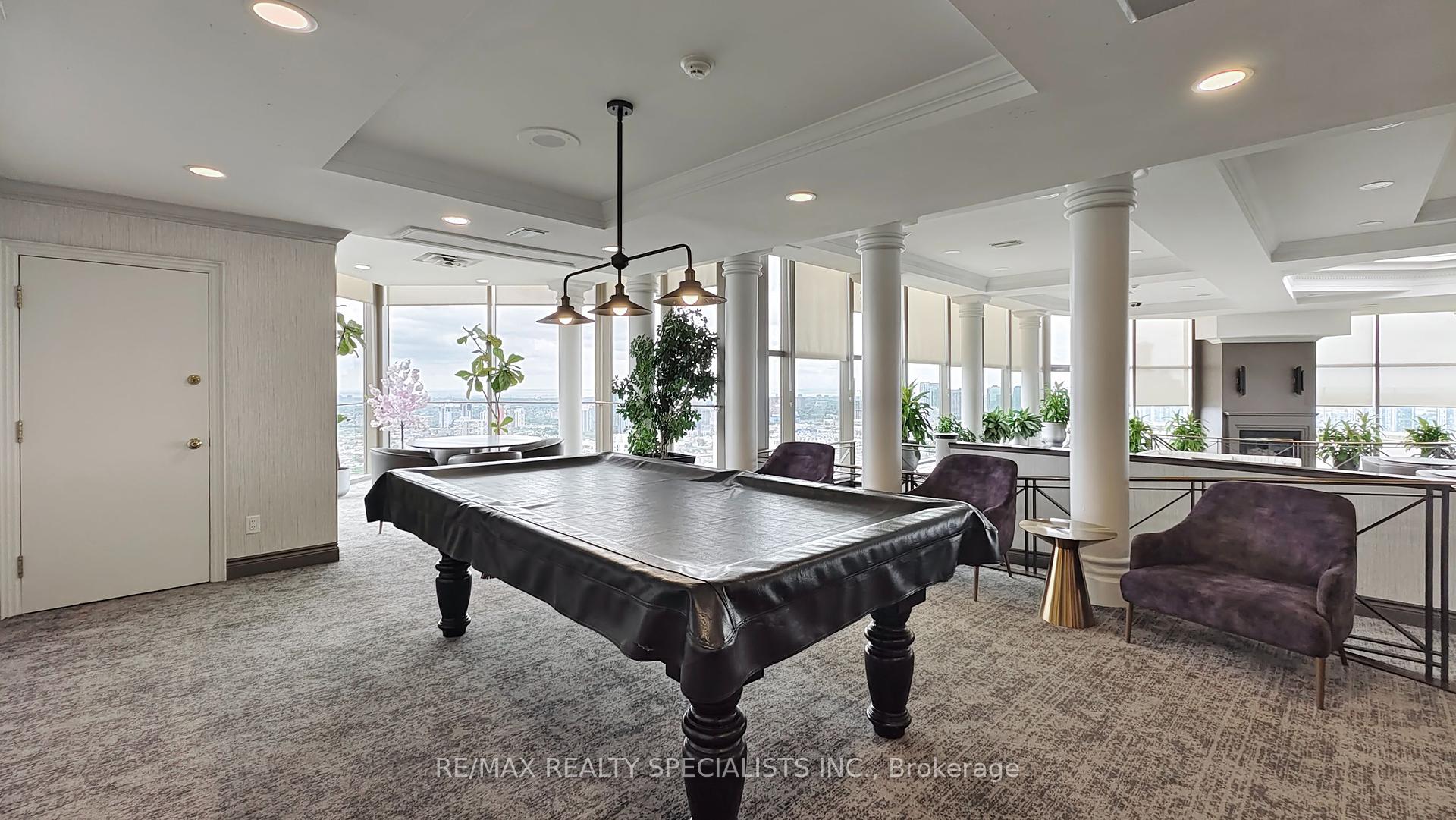 2 Bedrooms Condo at 45 Kingsbridge Garden, Mississauga For sale