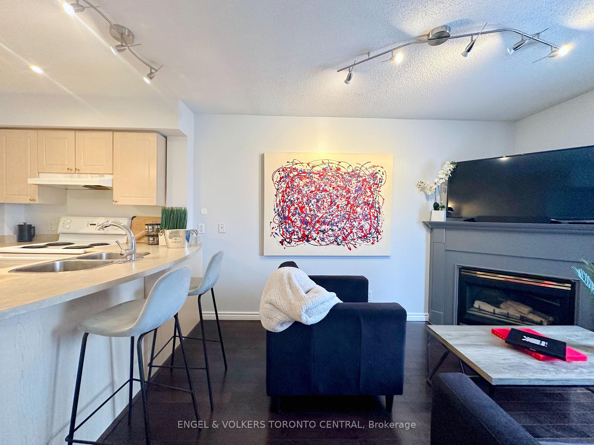 2 Bedrooms Condo at 12 Sudbury, Toronto For sale