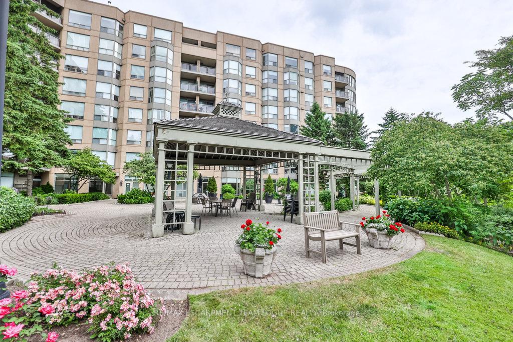2 Bedrooms Condo at 2511 Lakeshore, Oakville For sale